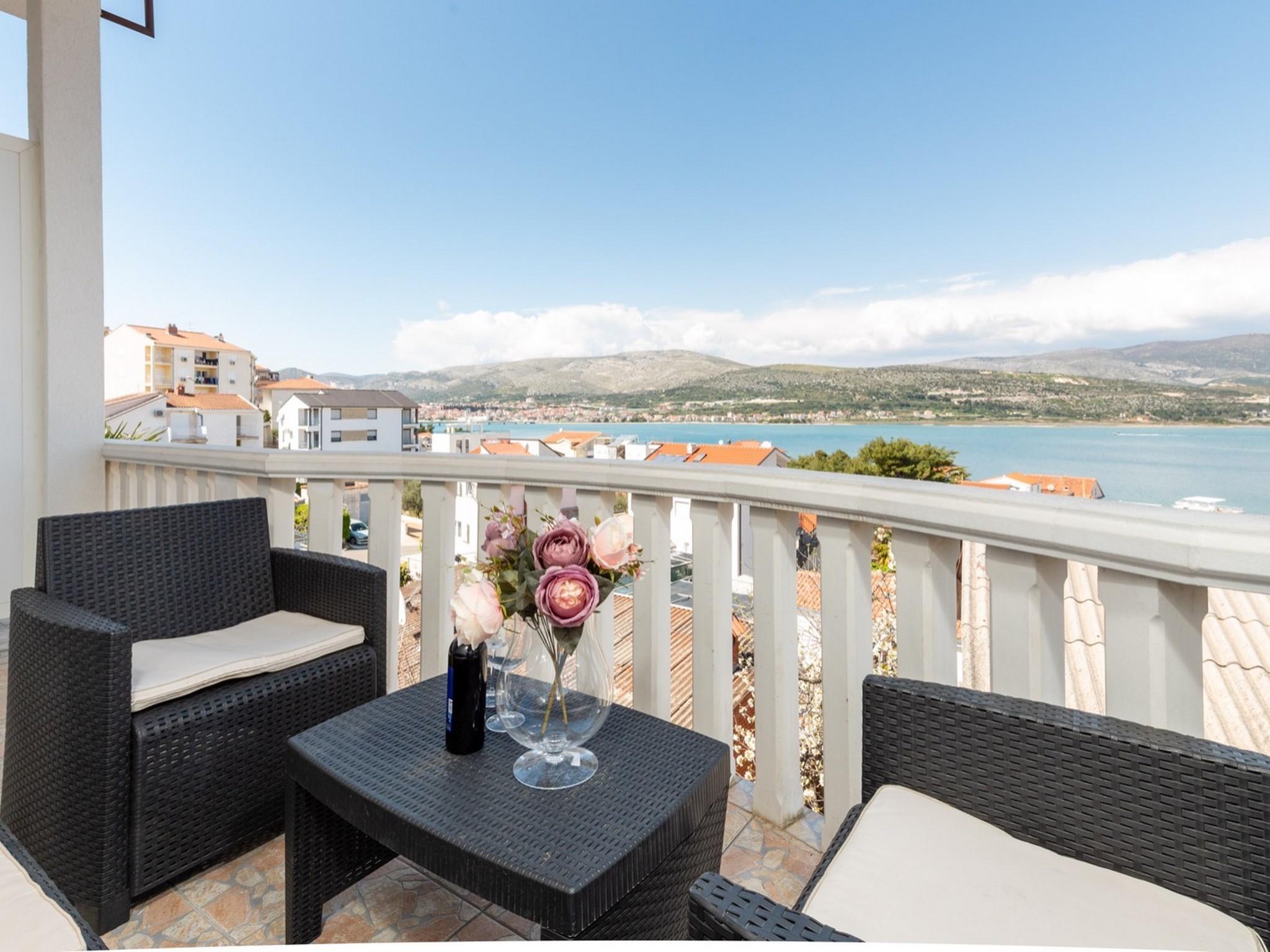 Modernes Apartment mit Balkon mit Meerblick
