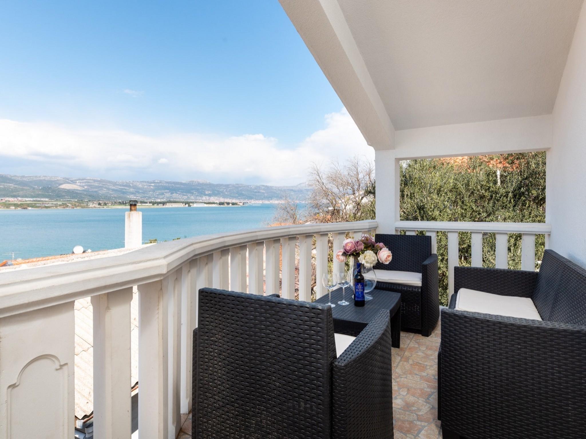 Modernes Apartment mit Balkon mit Meerblick