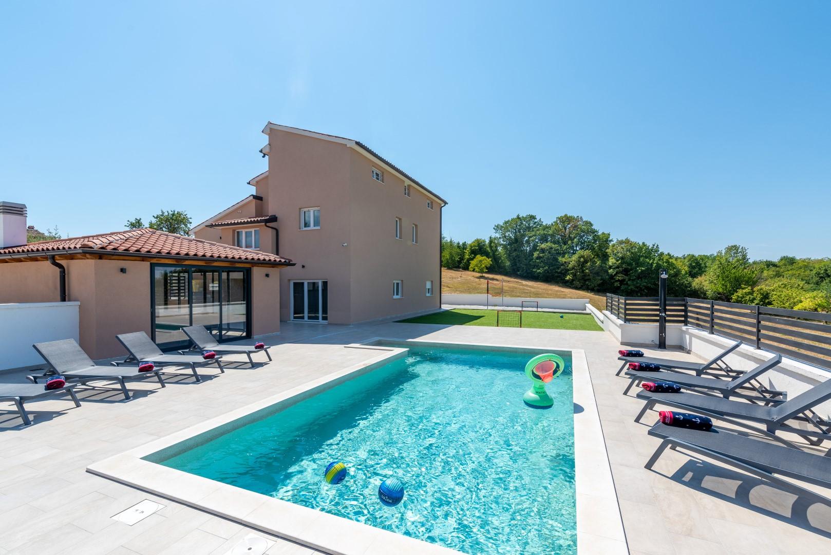 Villa mit Pool und Garten in Karojba