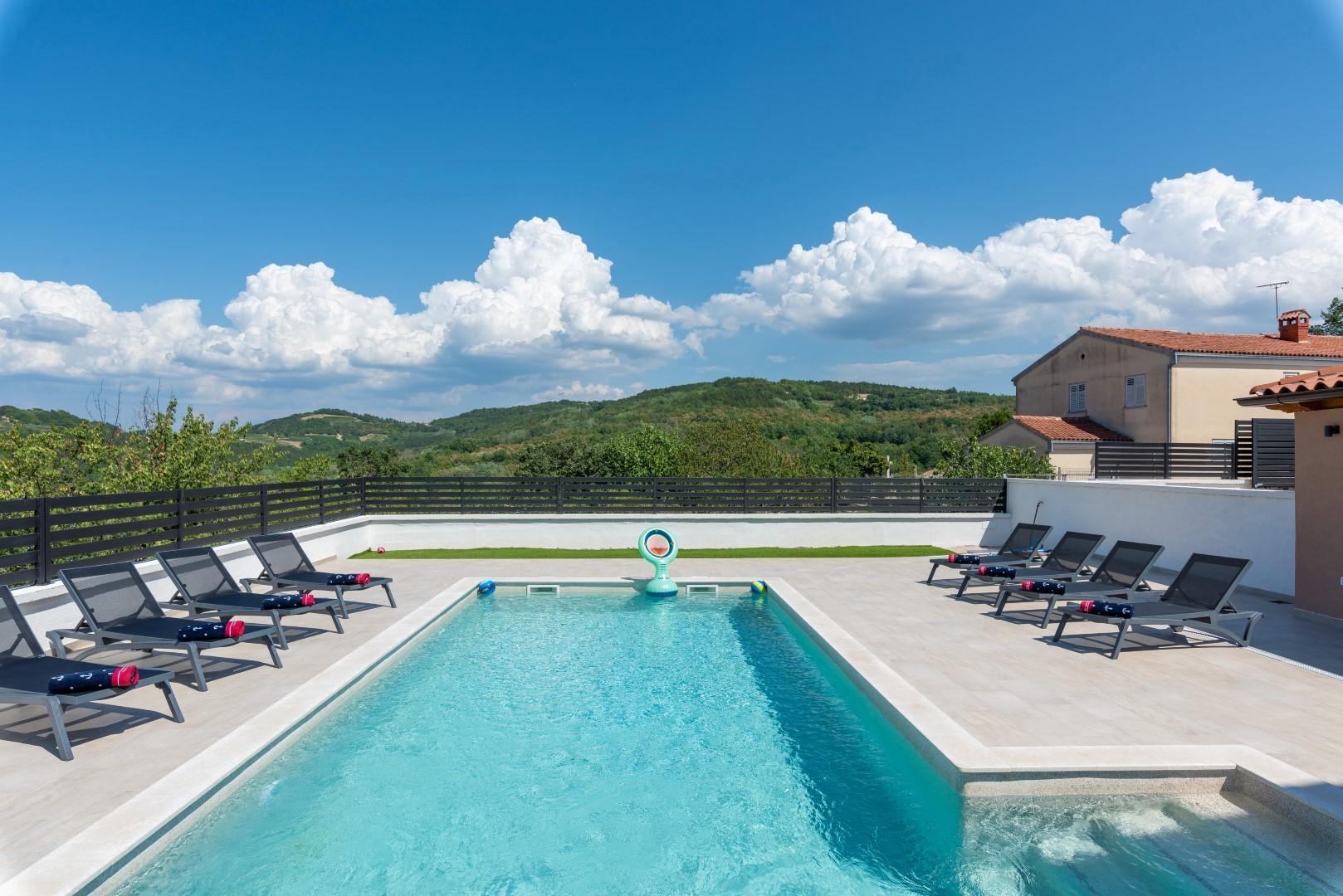 Villa mit Pool und Garten in Karojba