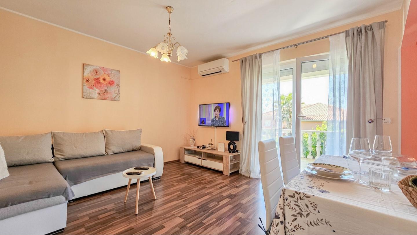 Schöne Wohnung für zwei Personen mit Terrasse und Garten