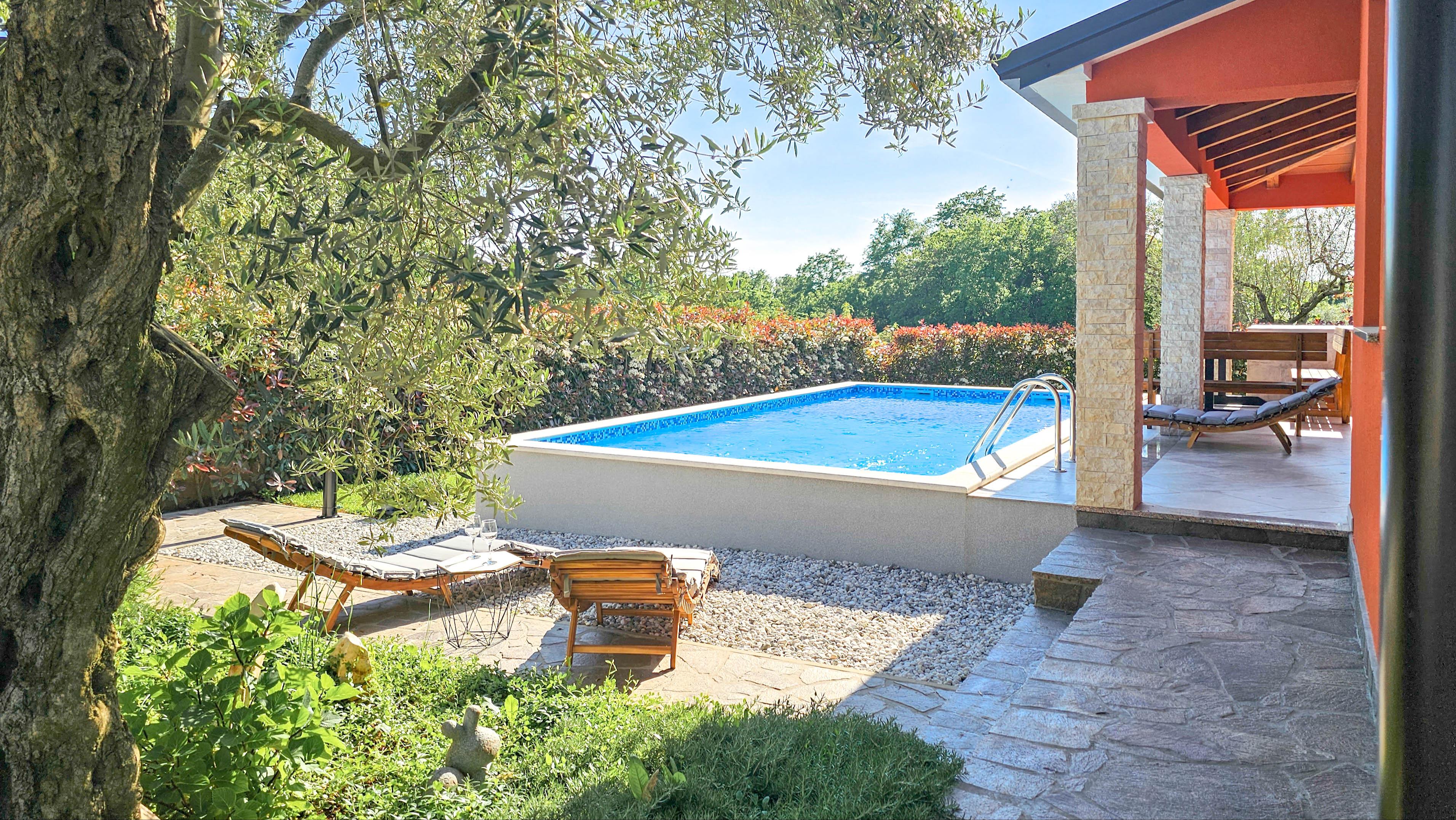 Ferienhaus mit Pool und Garten