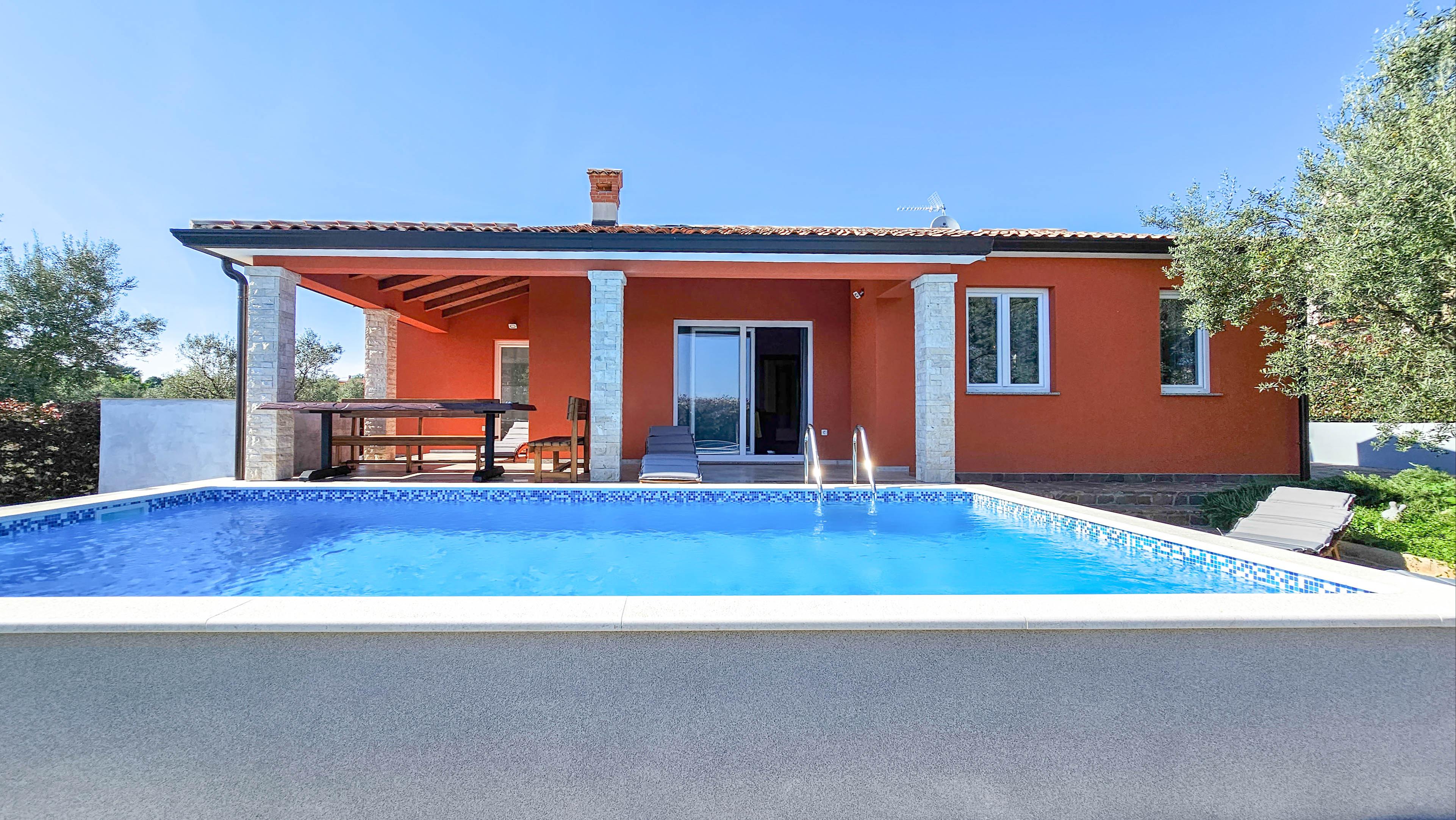 Ferienhaus mit Pool und Garten