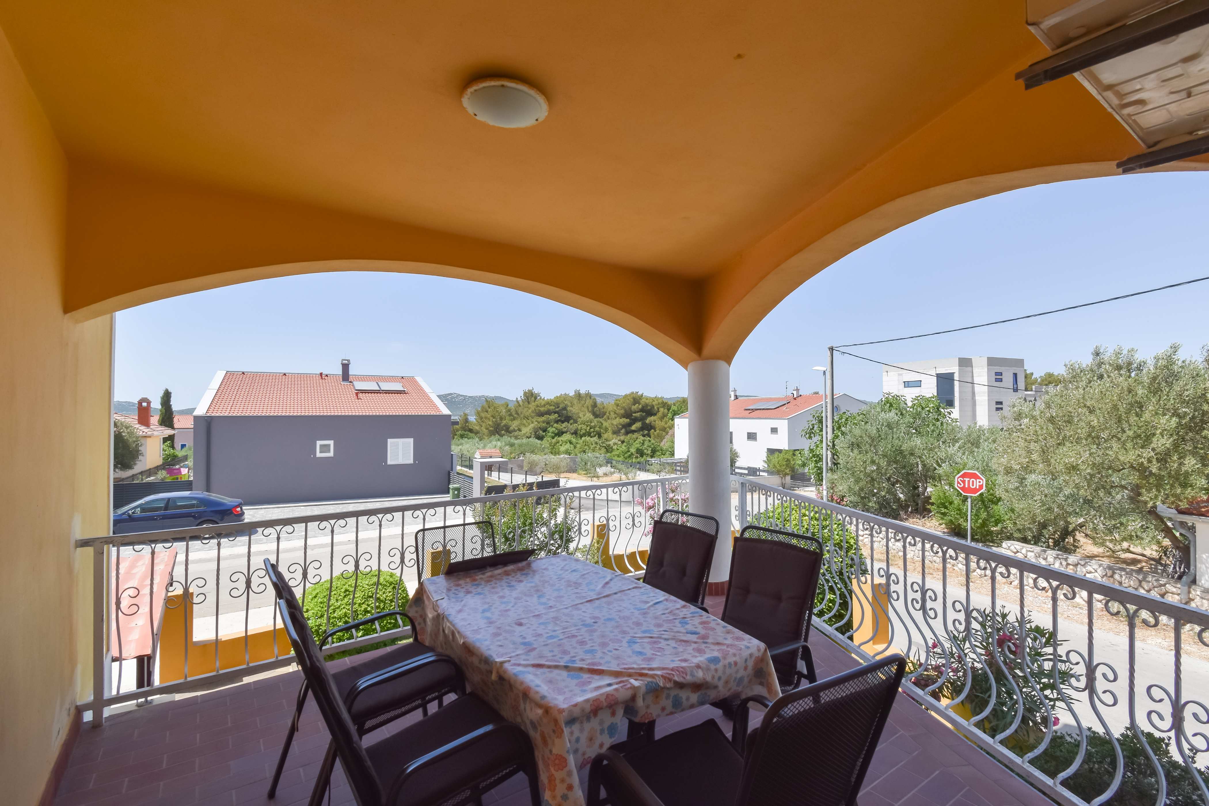Apartment im Erdgeschoss mit Terrasse und Grill