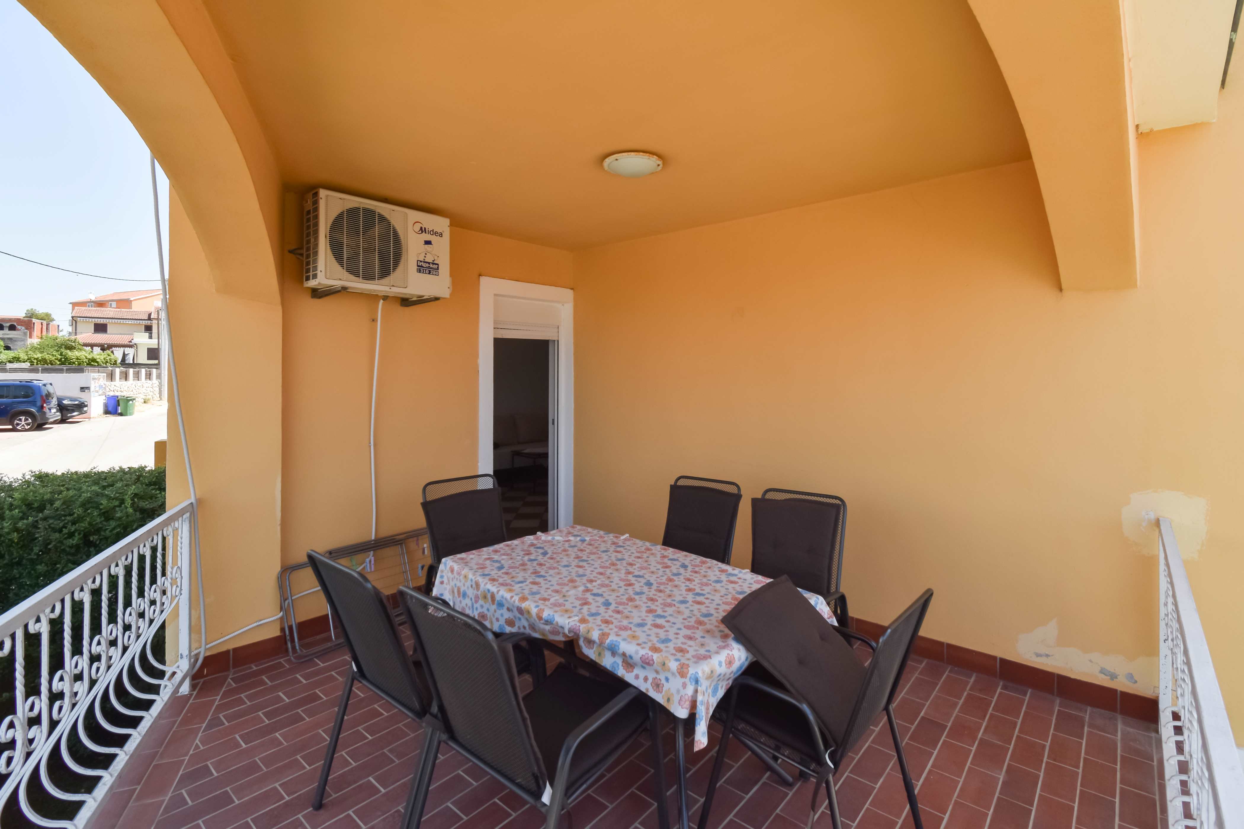 Apartment im Erdgeschoss mit Terrasse und Grill
