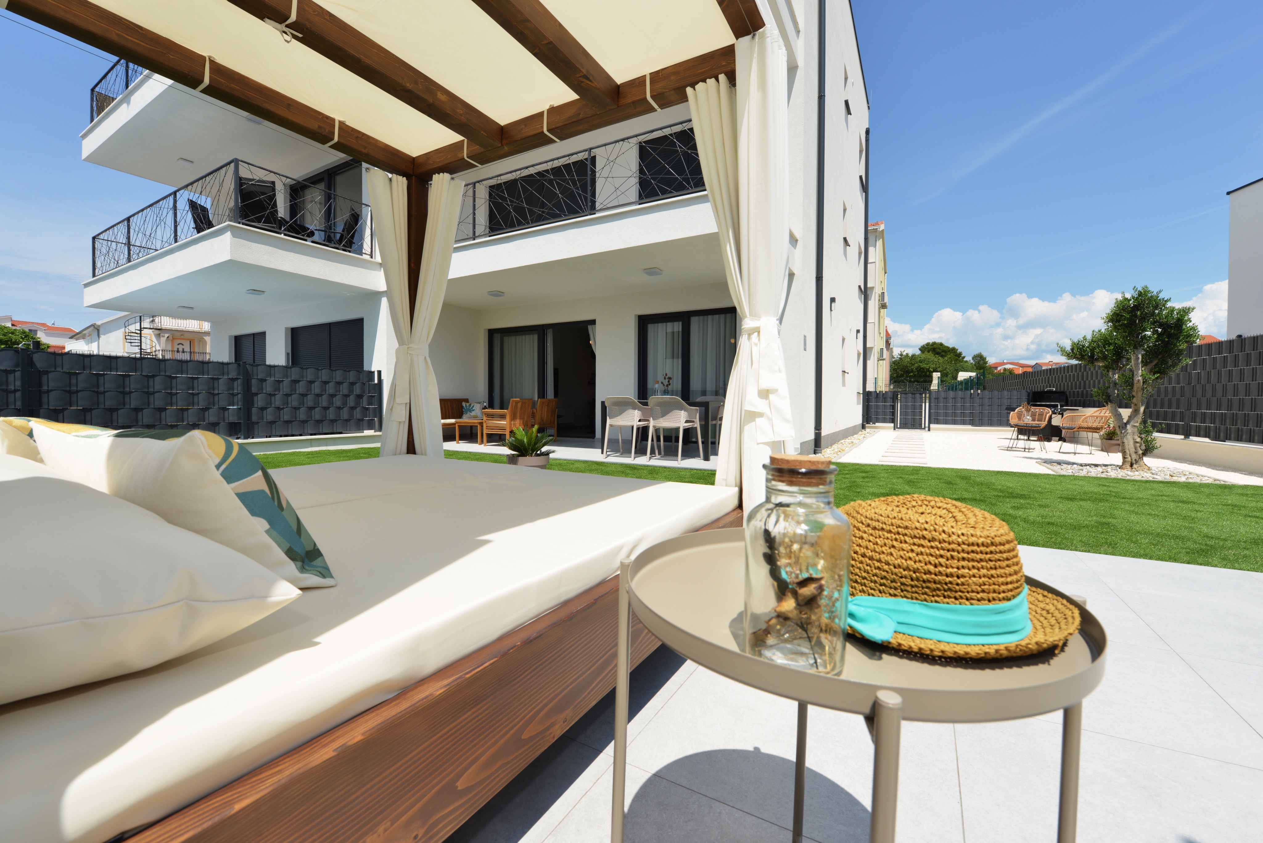 Modernes Apartment mit privatem Garten und Jacuzzi 