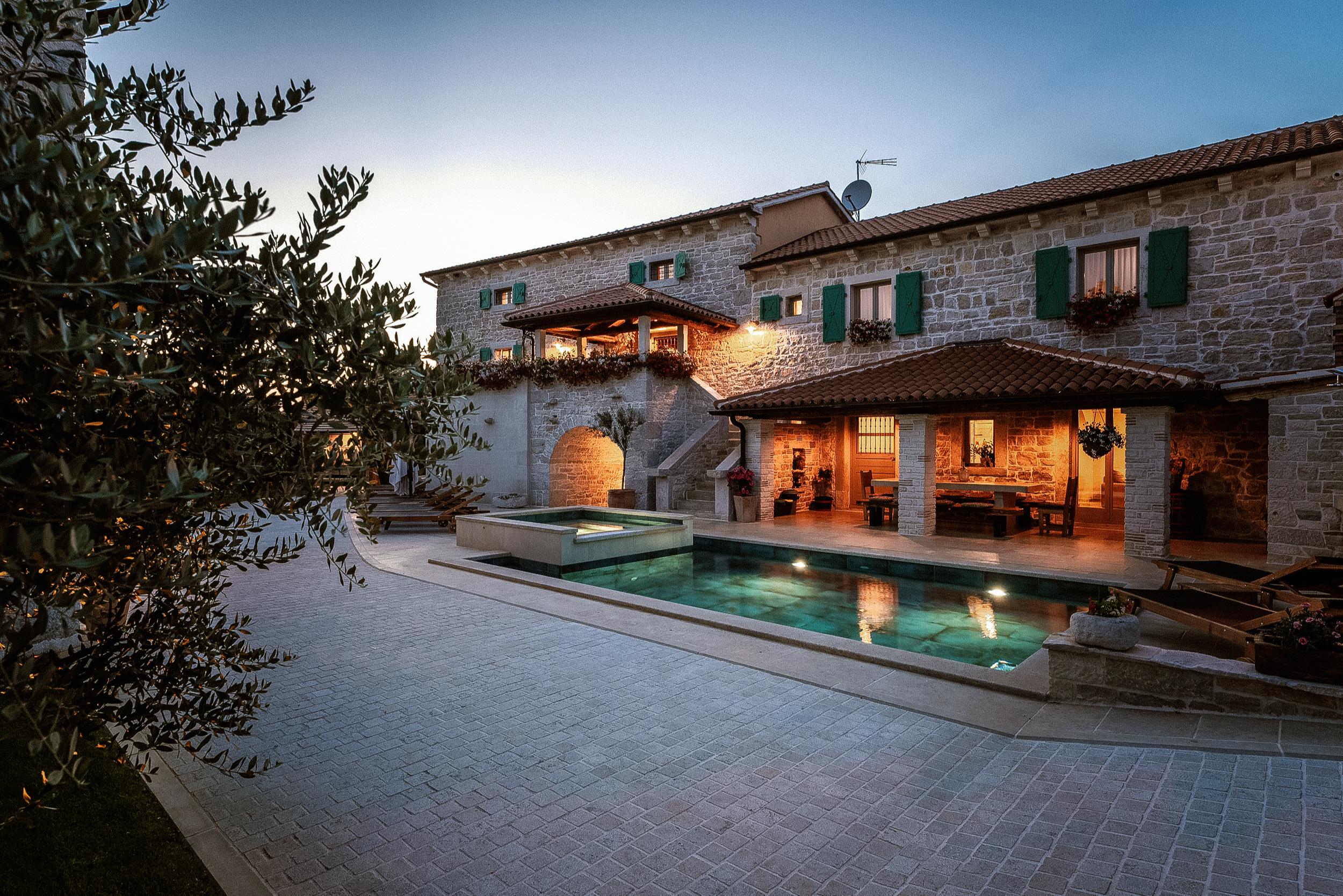 Villa mit Pool bis 12 Personen, Whirlpool, Fitness, Tischtennis