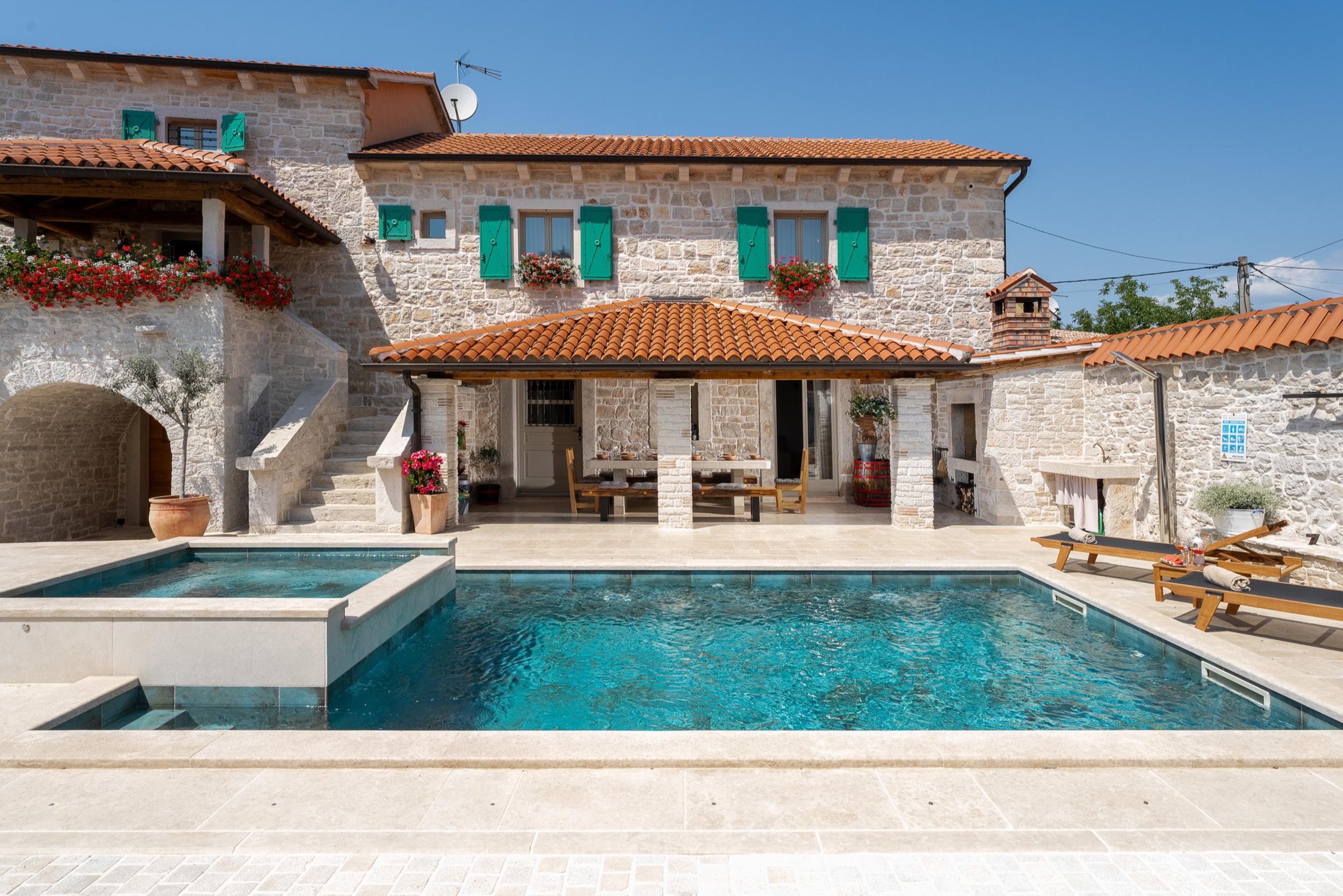 Villa mit Pool bis 12 Personen, Whirlpool, Fitness, Tischtennis