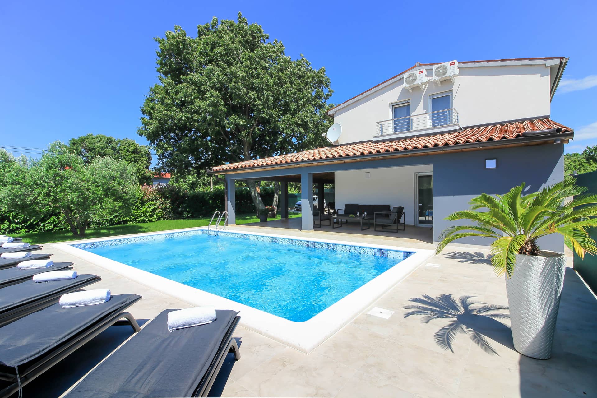 Luxuriöse und Moderne Villa mit Pool für 8 Personen