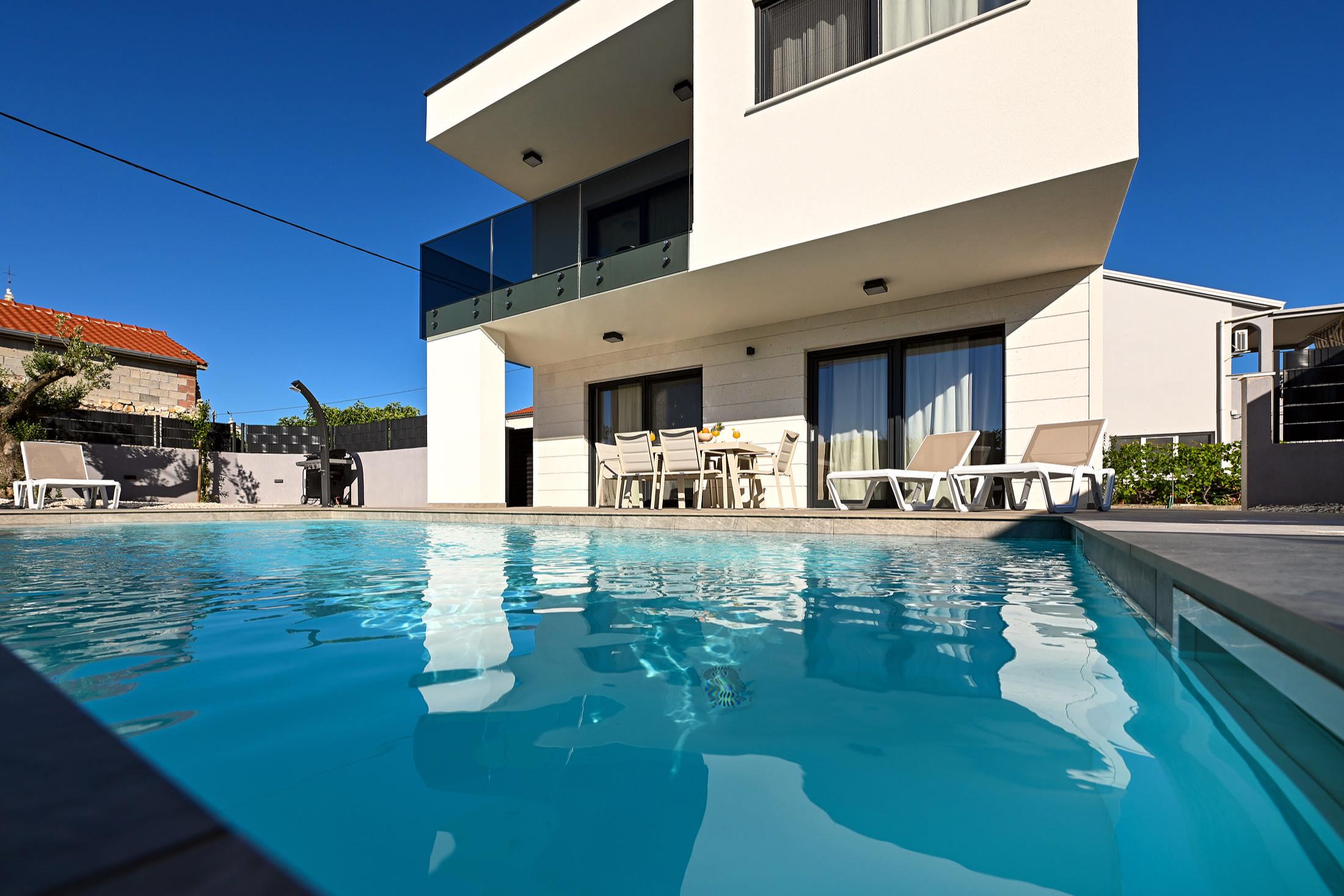 Moderne Villa mit Pool nur 500m vom Strand