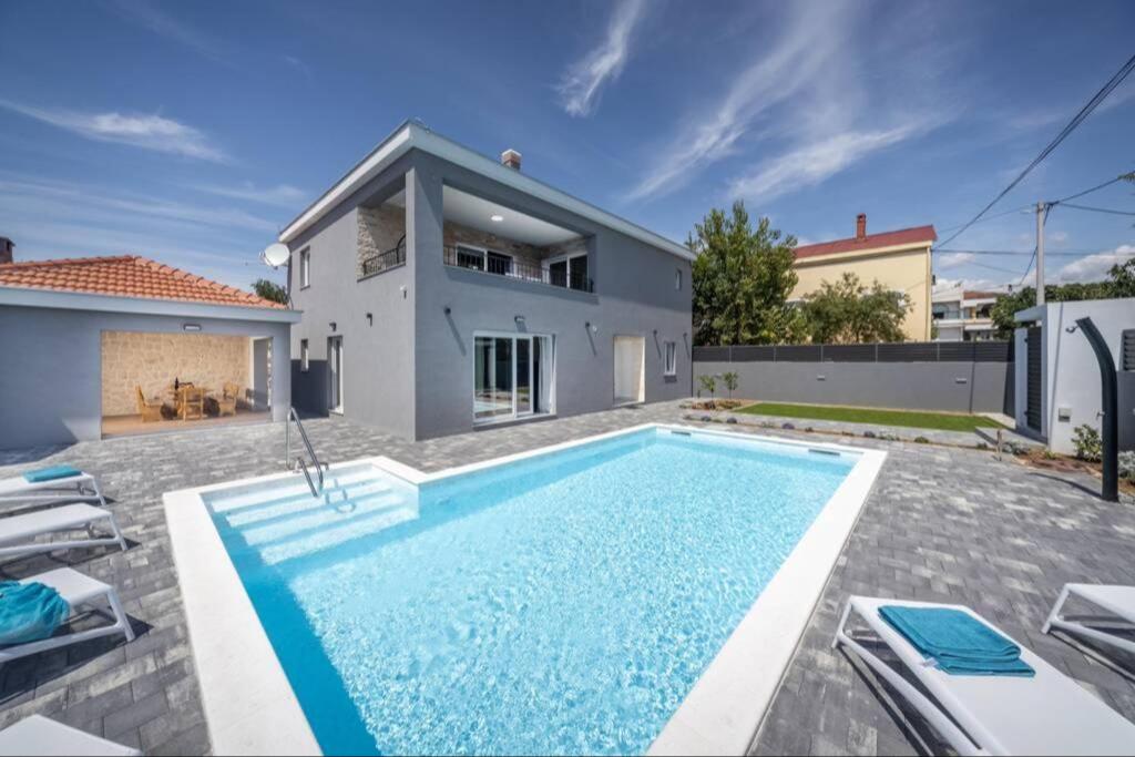 Villa mit Pool in Bibinje