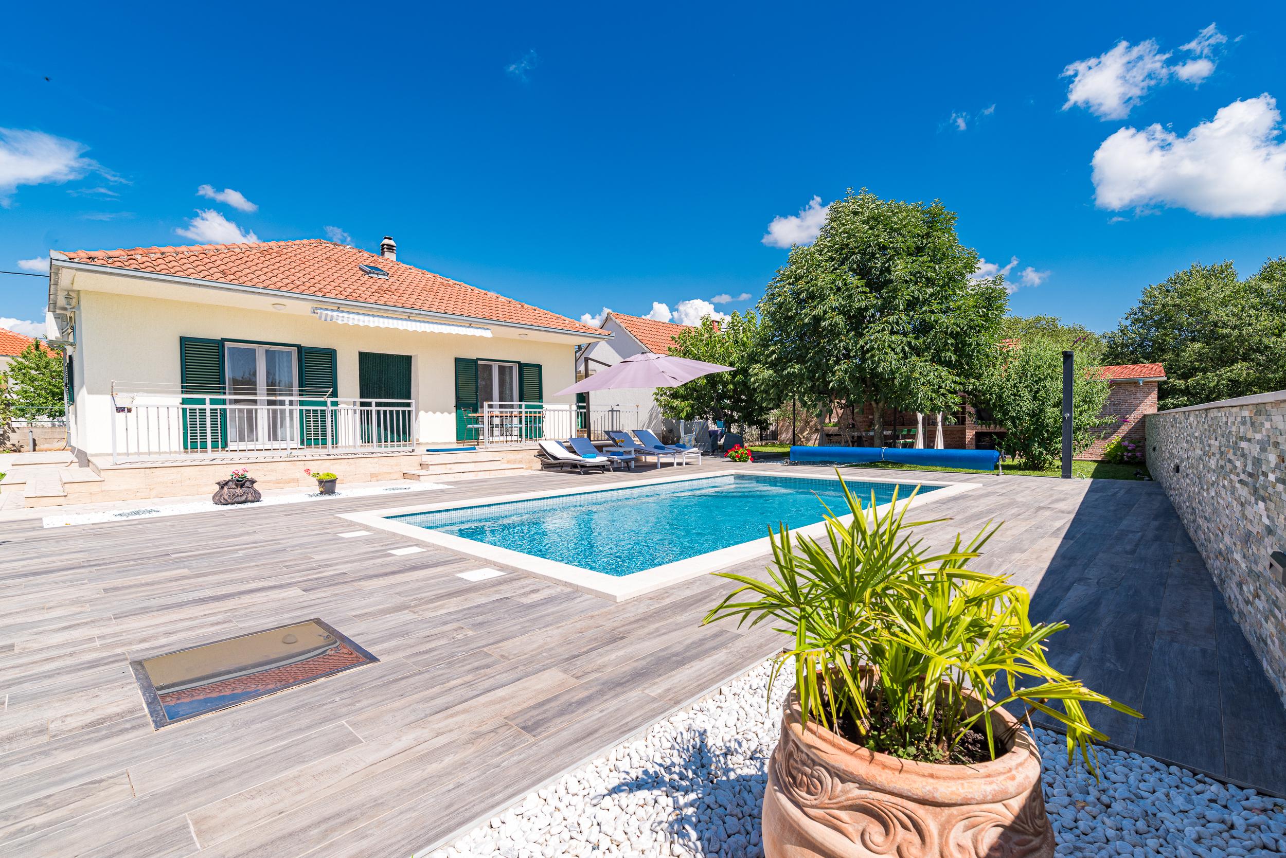 Ferienhaus mit Swimmingpool in Unesic bei Sibenik