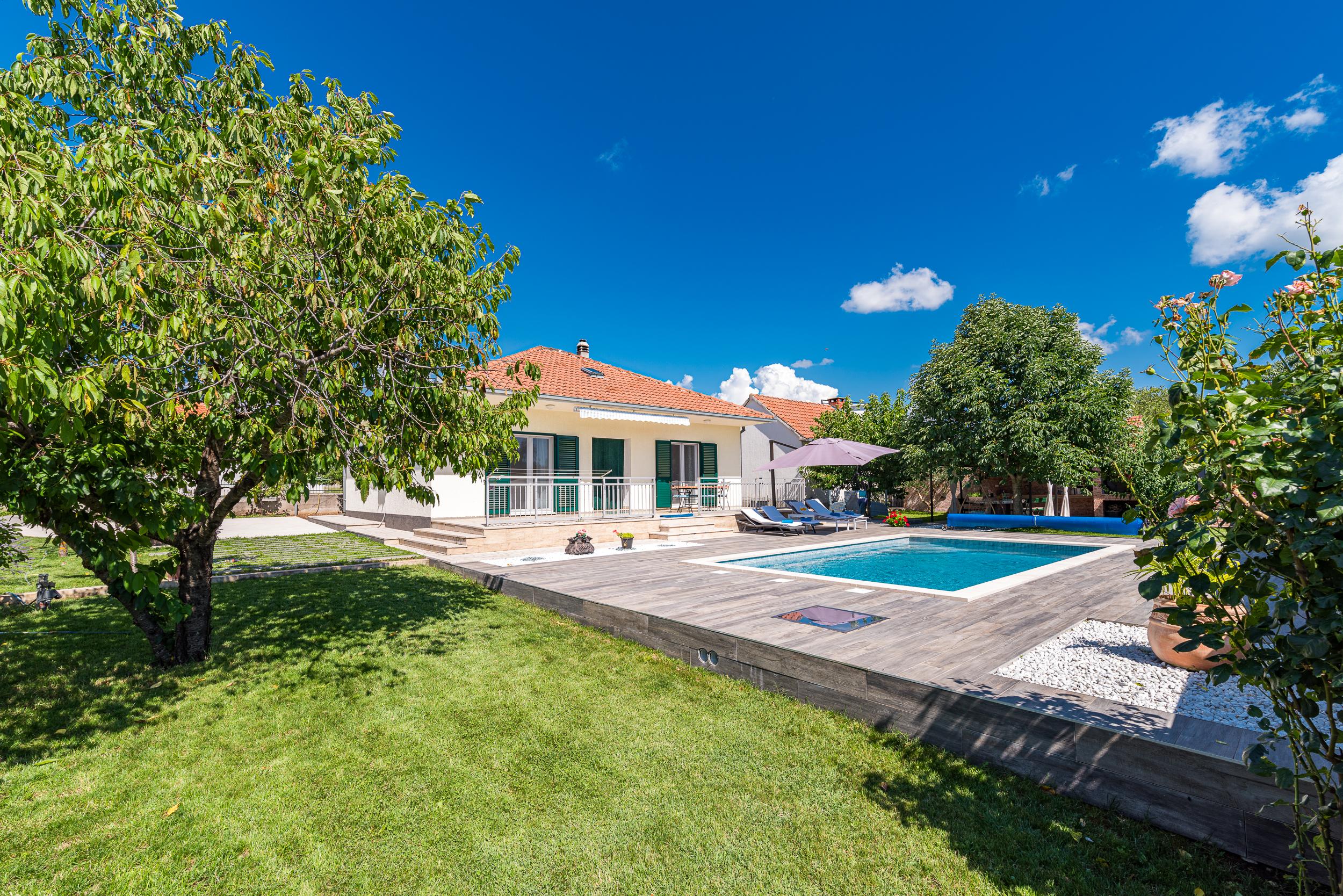 Ferienhaus mit Swimmingpool in Unesic bei Sibenik