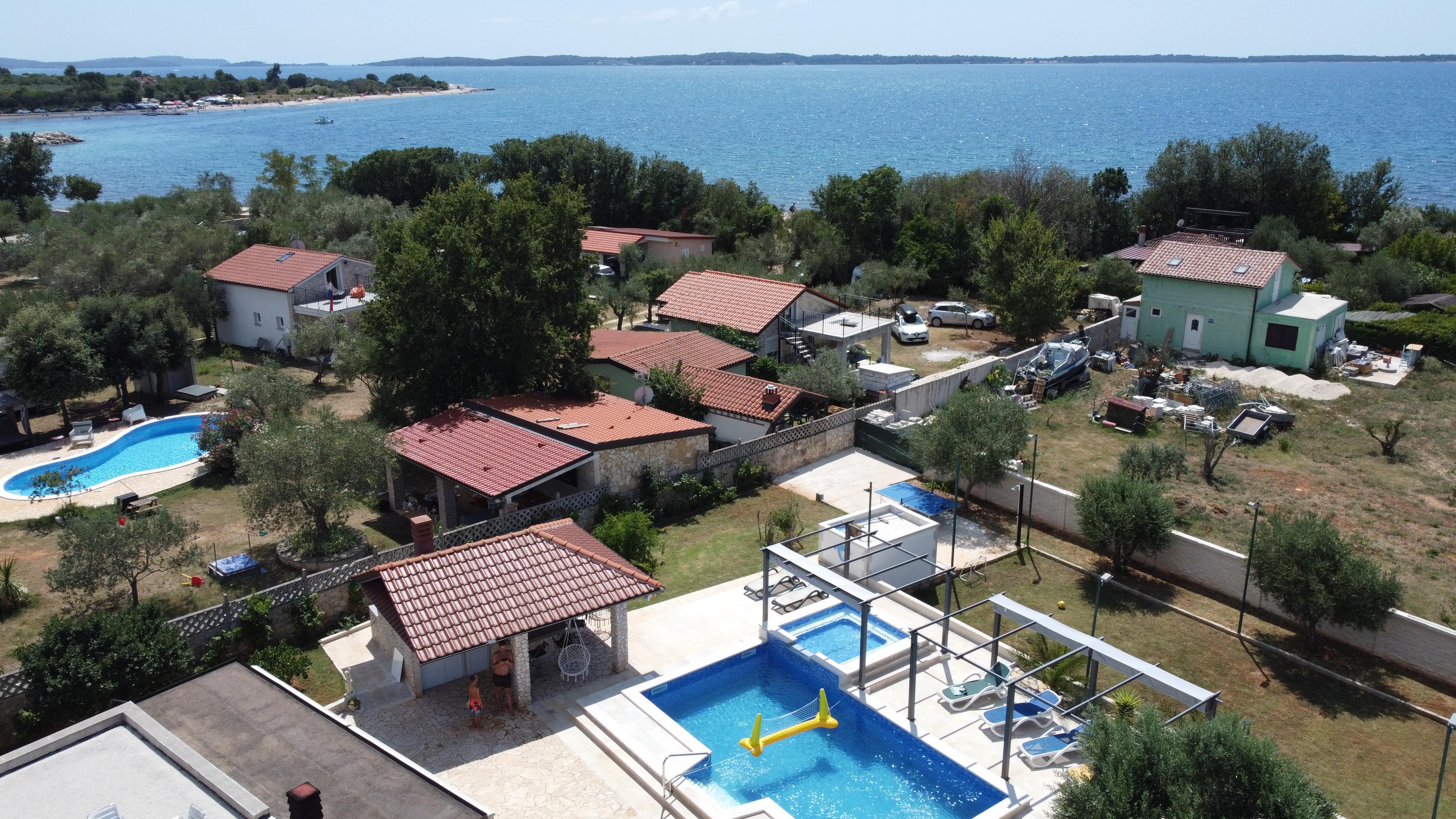 Ferienhaus mit Pool und Kamin im Ort Peroj