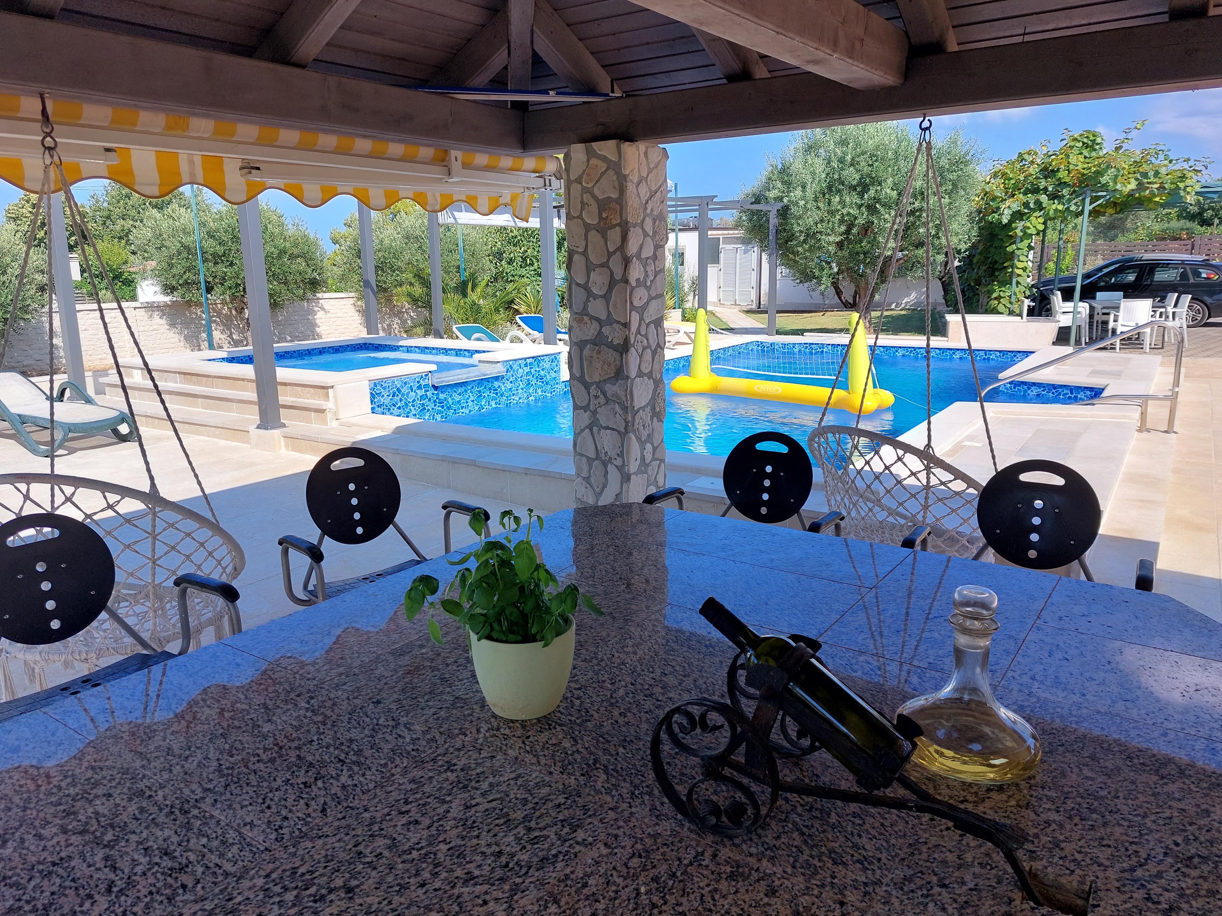 Ferienhaus mit Pool und Kamin im Ort Peroj