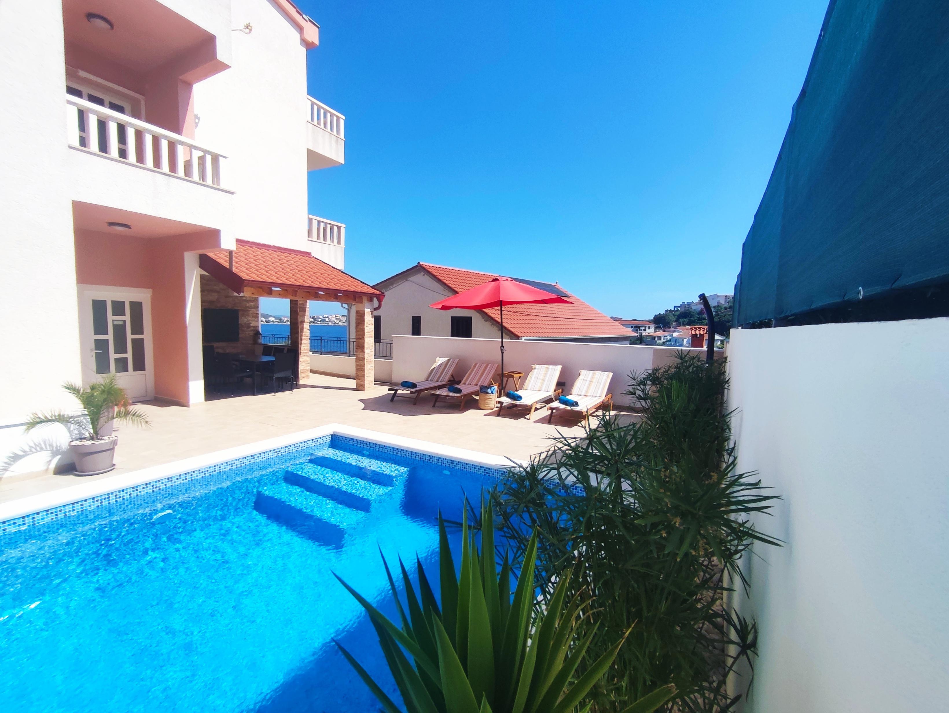 Strandnahes Feriehaus am Meer mit Pool