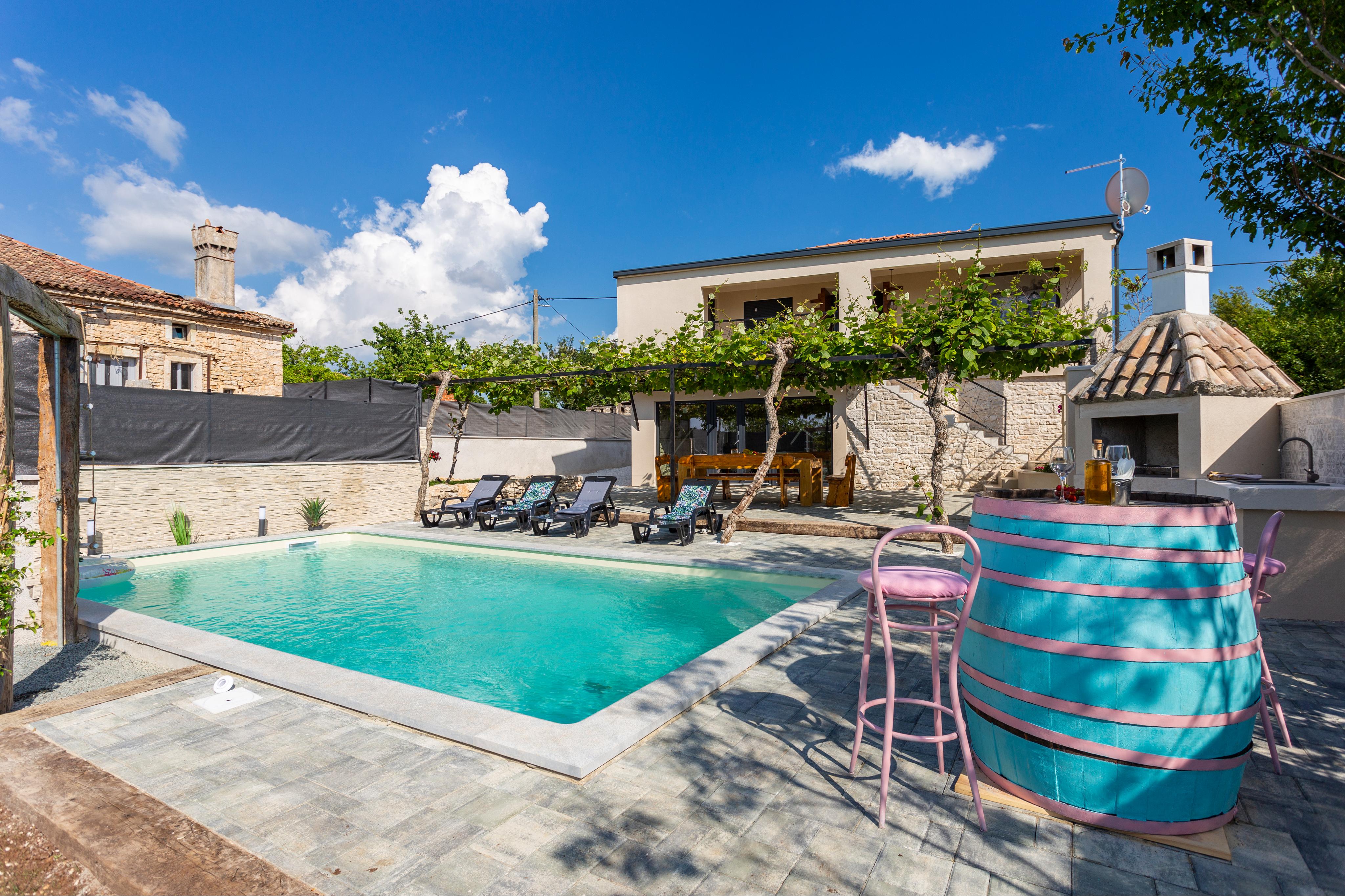 Ferienhaus mit Pool in der Nähe von Zminj