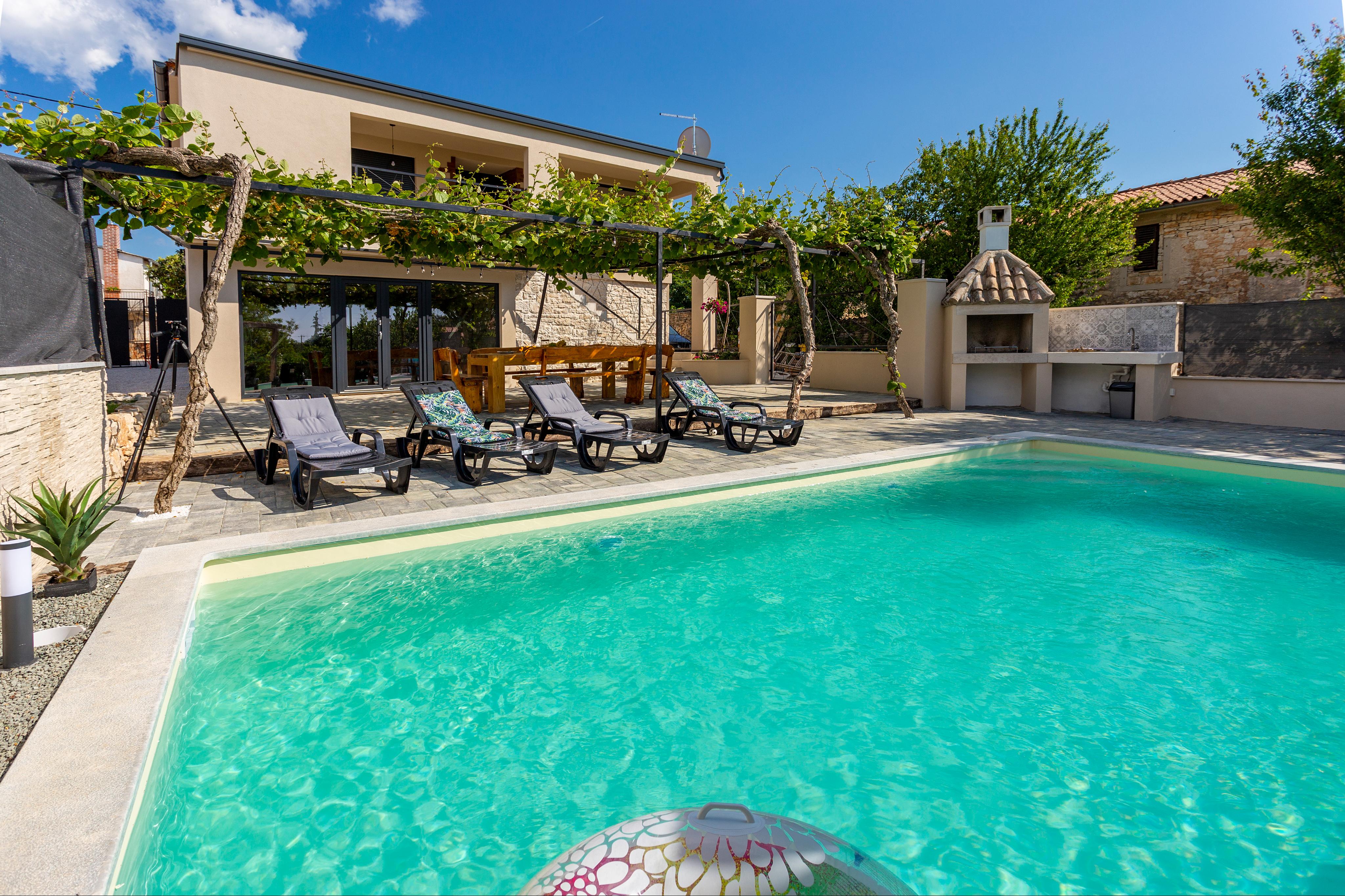 Ferienhaus mit Pool in der Nähe von Zminj