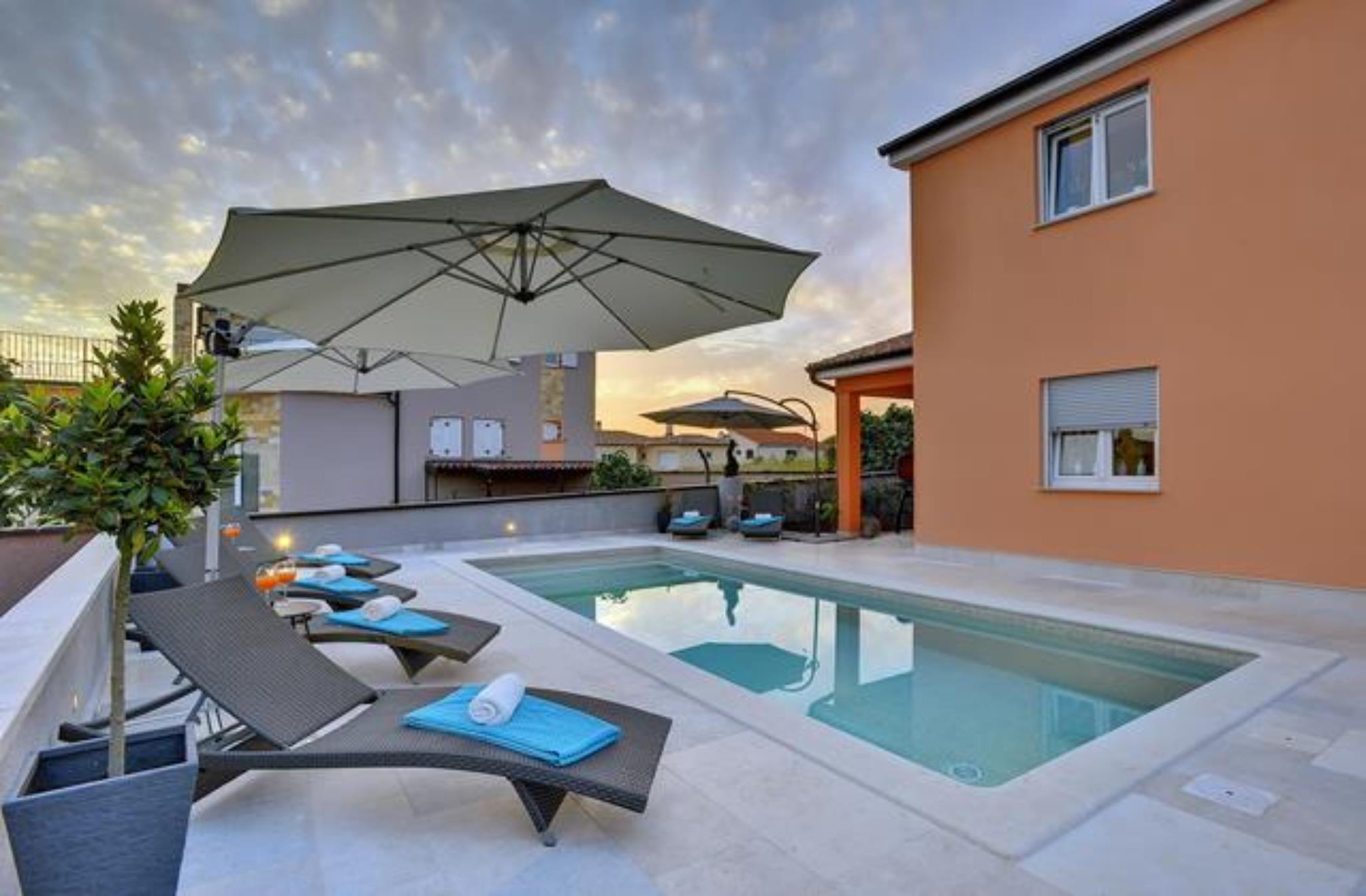 Ferienhaus mit privatem Pool im Ort Jadreški