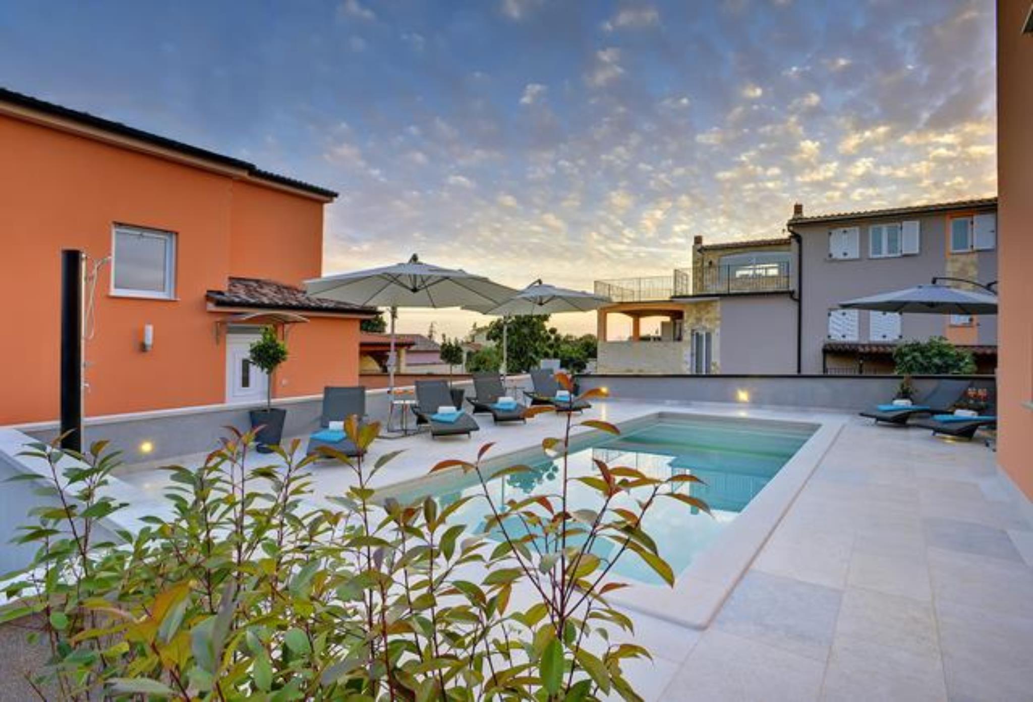 Ferienhaus mit privatem Pool im Ort Jadreški