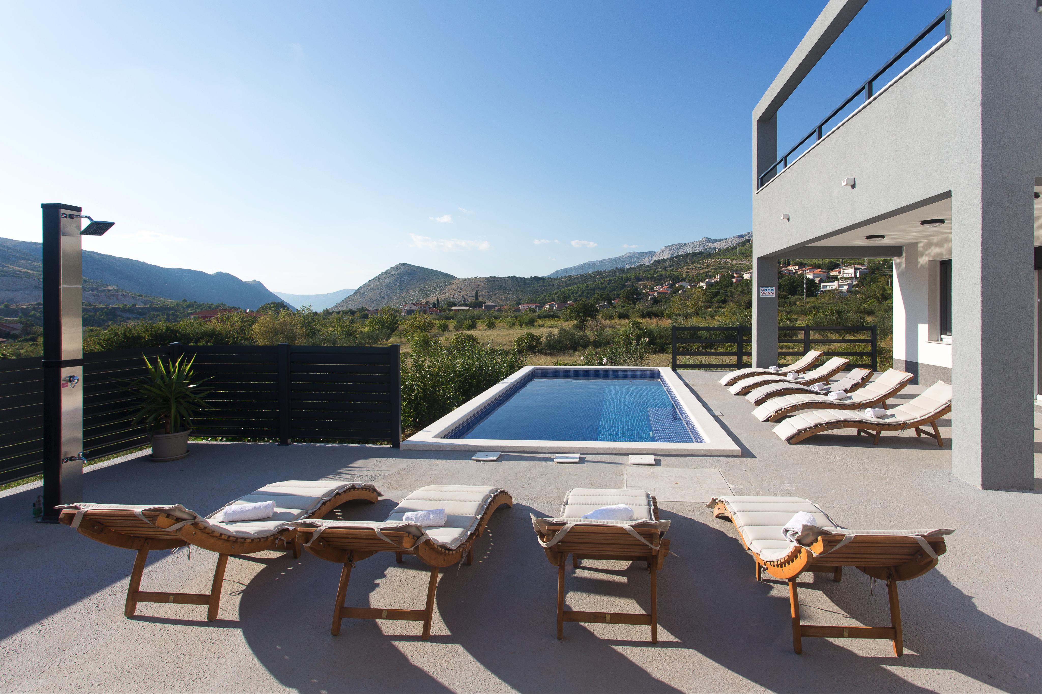 Großzügige Villa mit privatem Pool in ruhiger Lage
