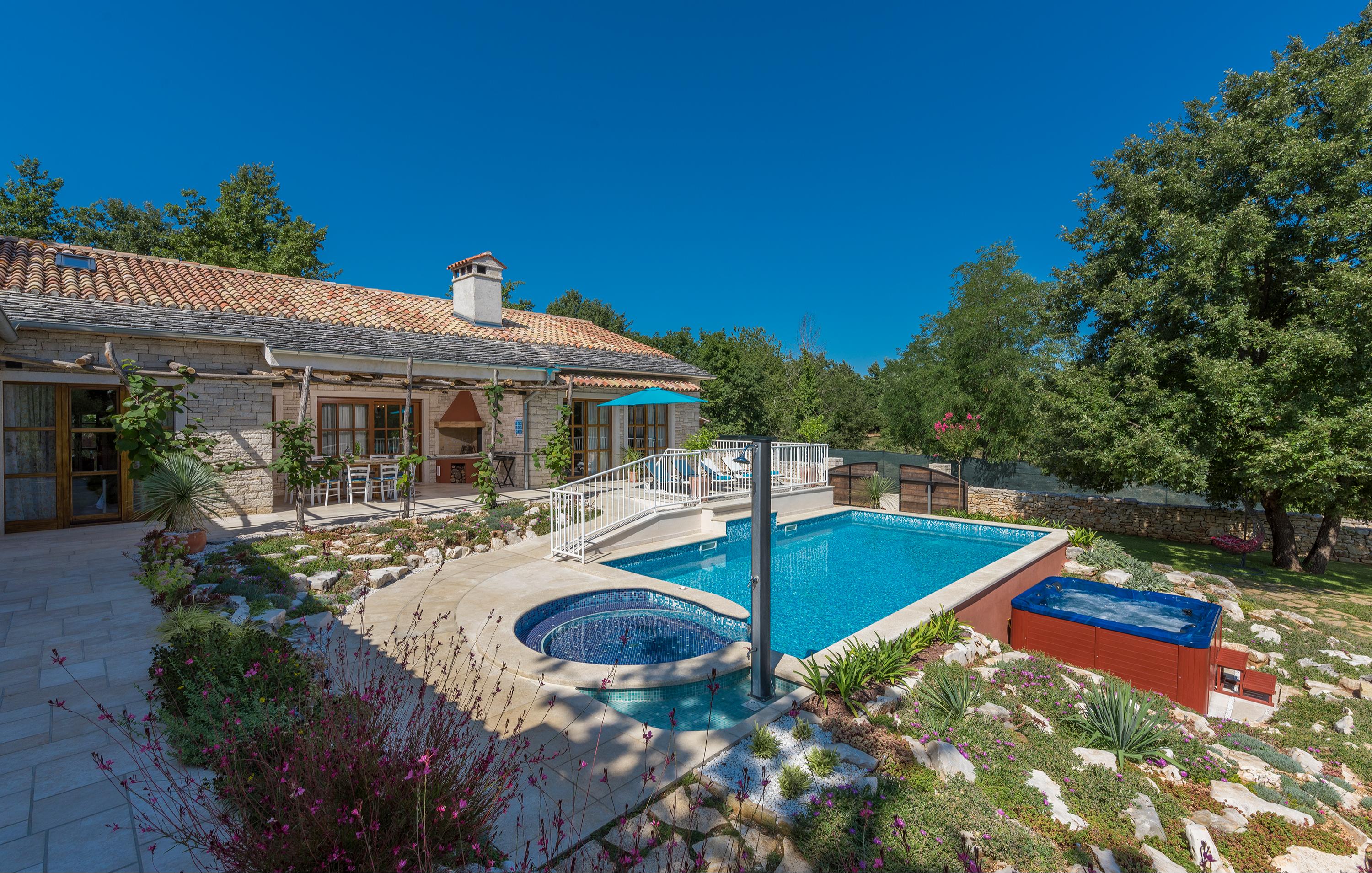 Wunderschöne Villa mit Pool, Terrasse, Whirlpool & Fitnessraum