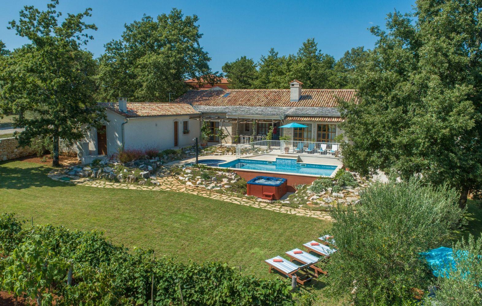 Wunderschöne Villa mit Pool, Terrasse, Whirlpool & Fitnessraum