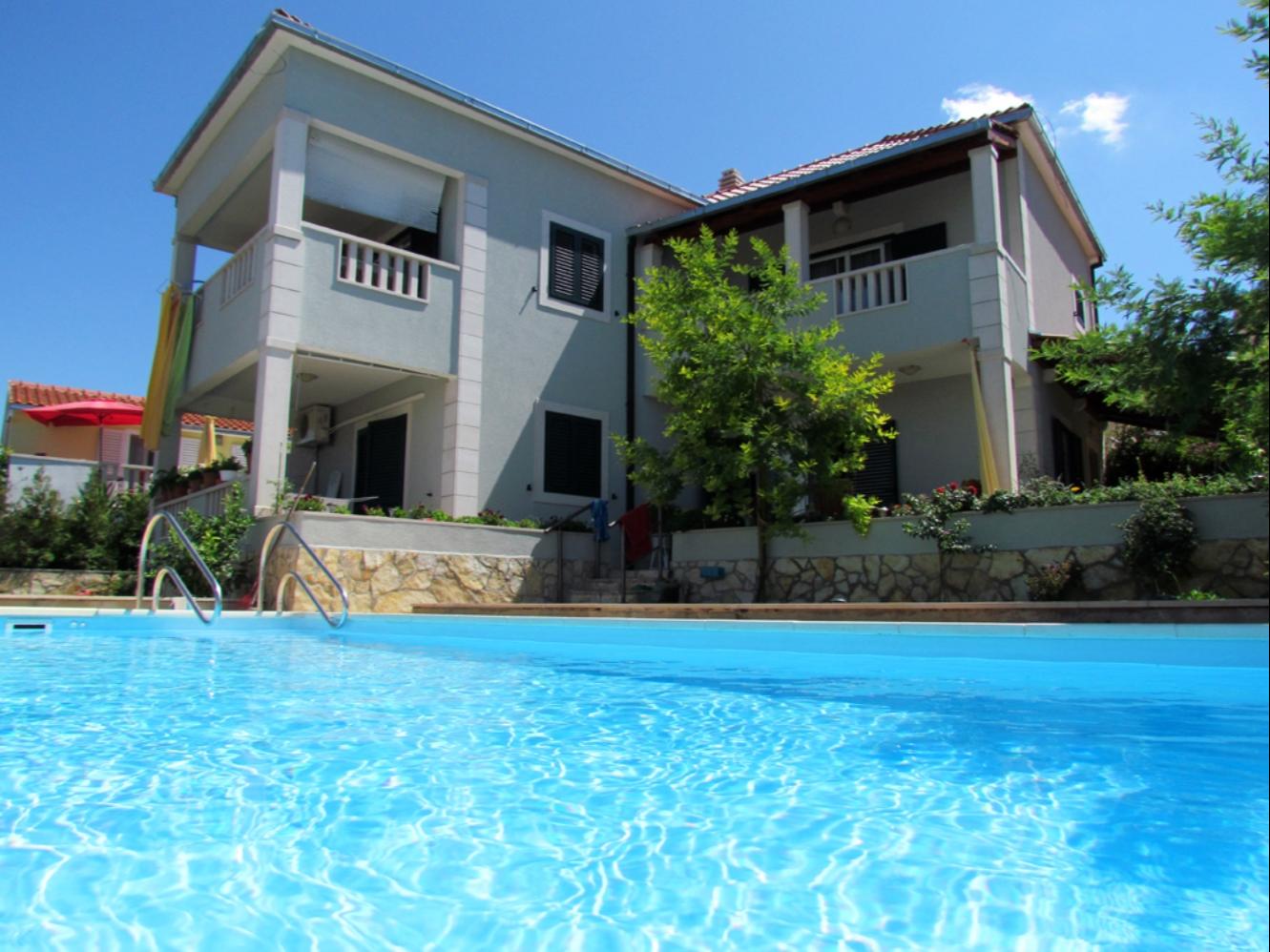 Villa mit Pool für 8 Personen in Supetar