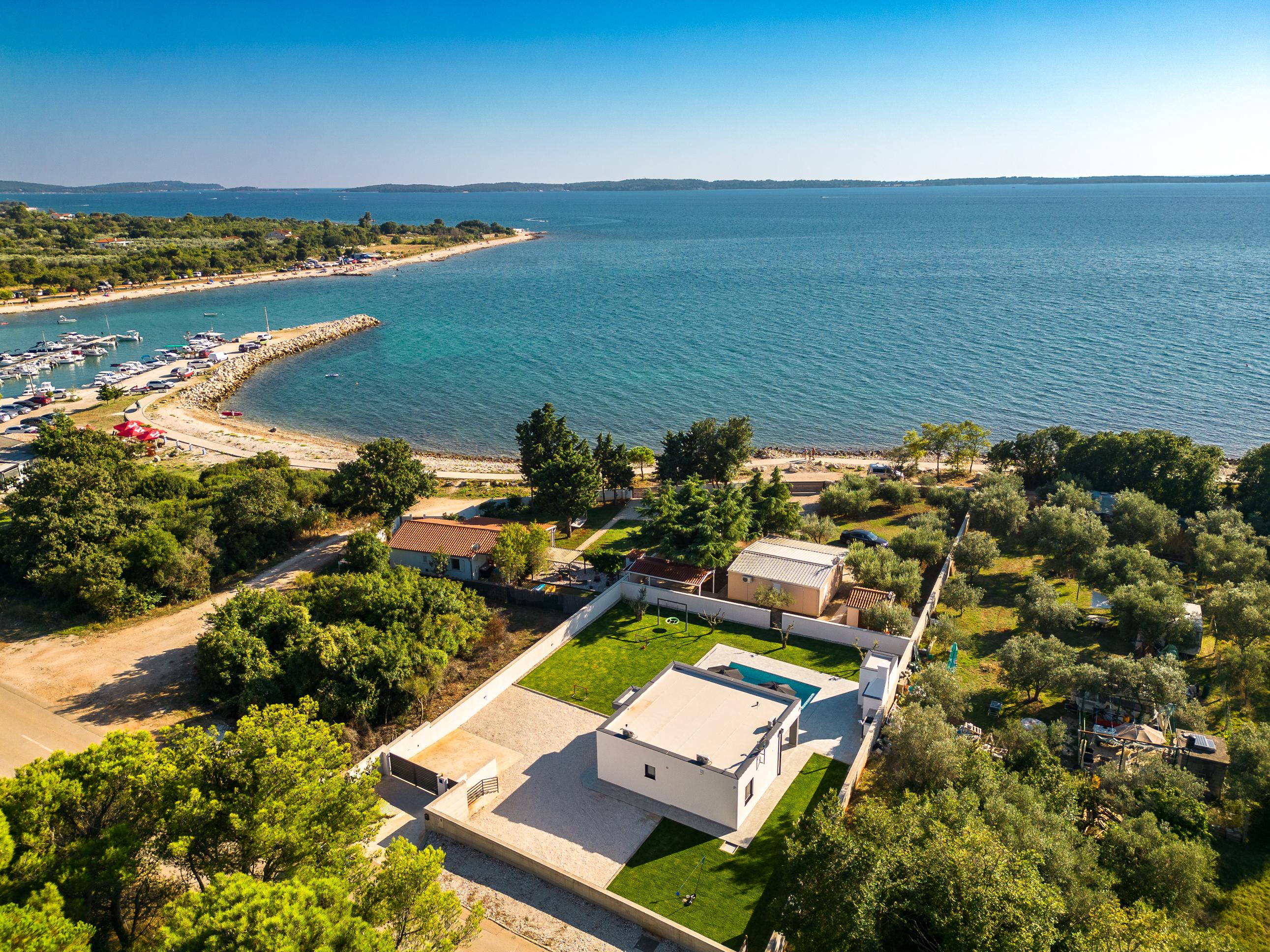 Villa mit privaten Pool 30 Meter vom Meer entfernt