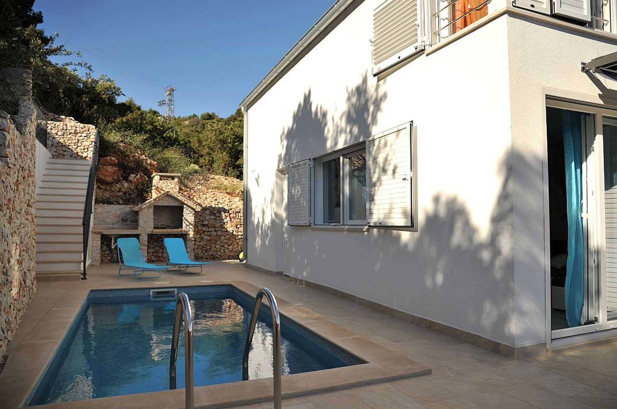 Ferienhaus mit Pool und Meeresausblick in Vinisce