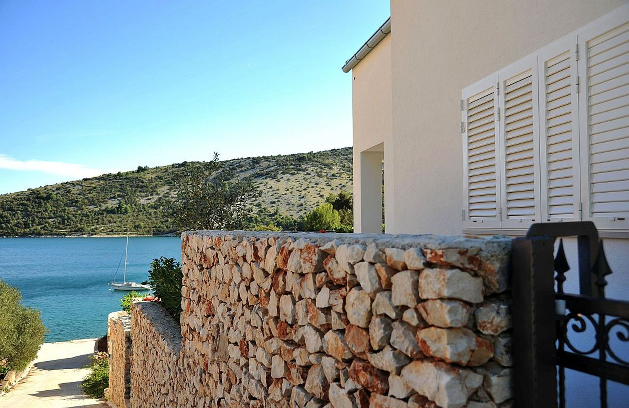 Ferienhaus mit Pool und Meeresausblick in Vinisce