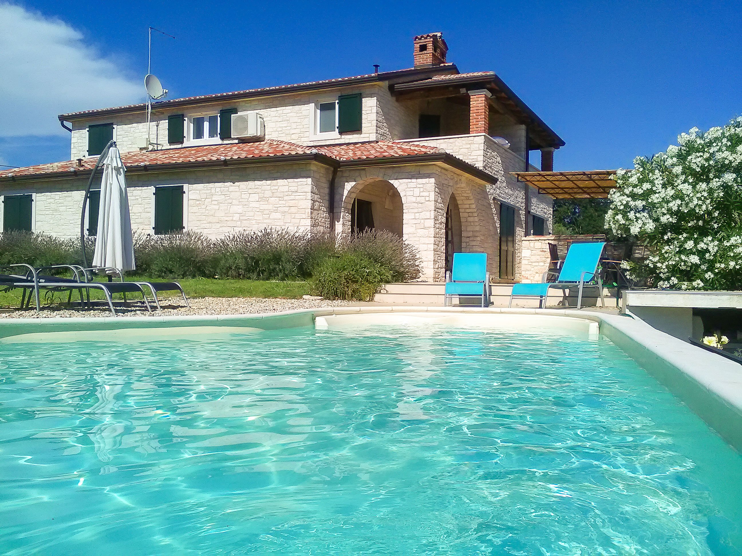 Villa 2500 m vom Meer entfernt