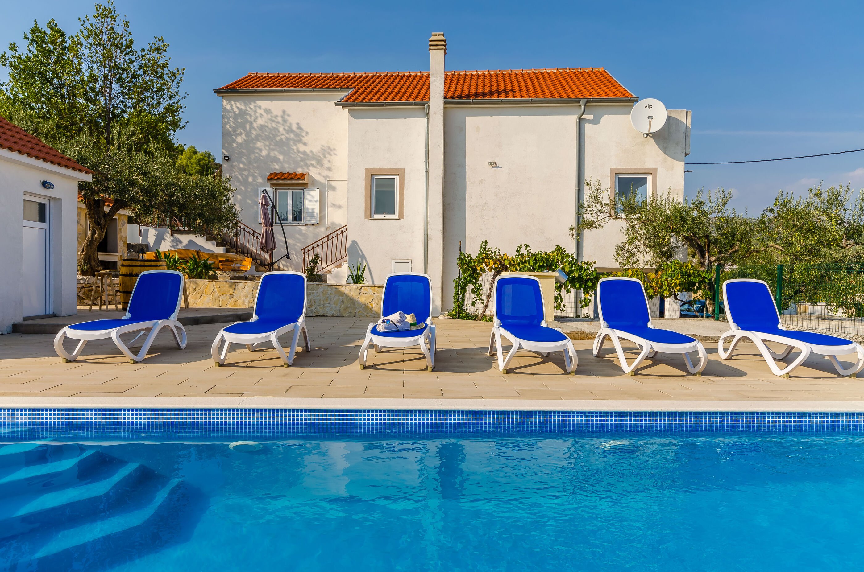 Schönes Haus mit Pool in Podbašćak bei Marina