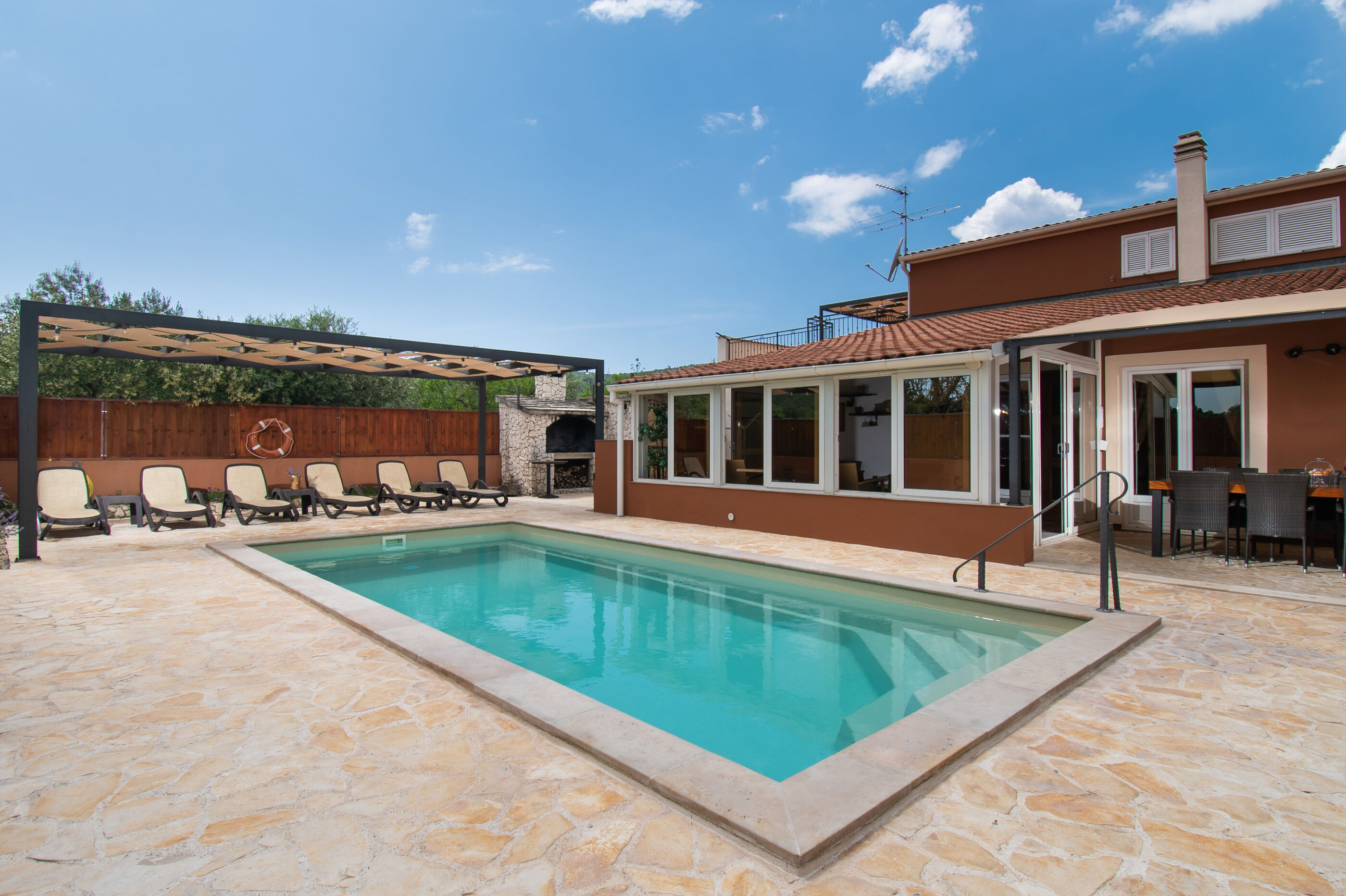Eine wunderschöne, abgelegene Villa unweit von Sibenik und Krka