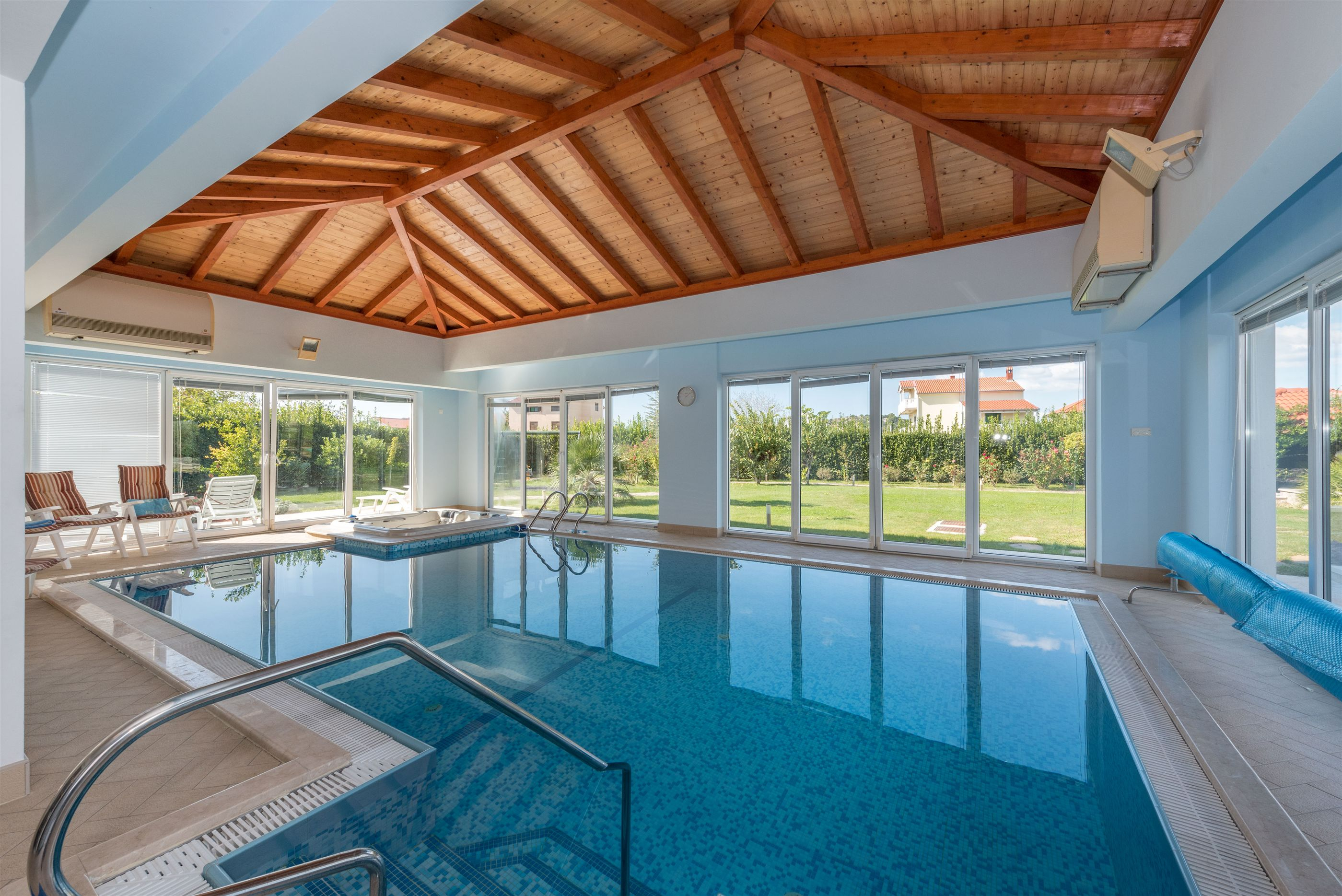 Schöne Villa mit Innenpool auf der Insel Murter