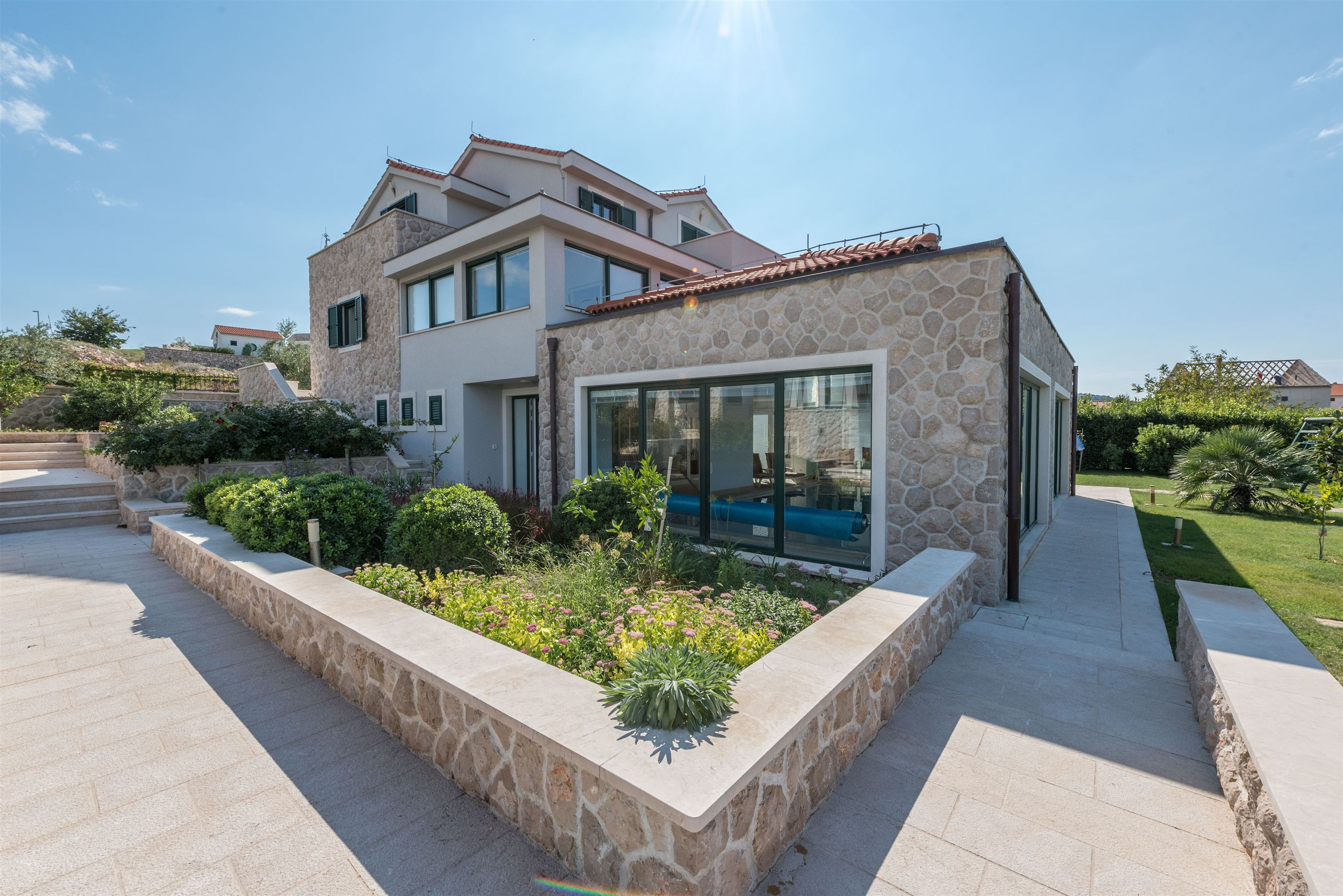Schöne Villa mit Innenpool auf der Insel Murter