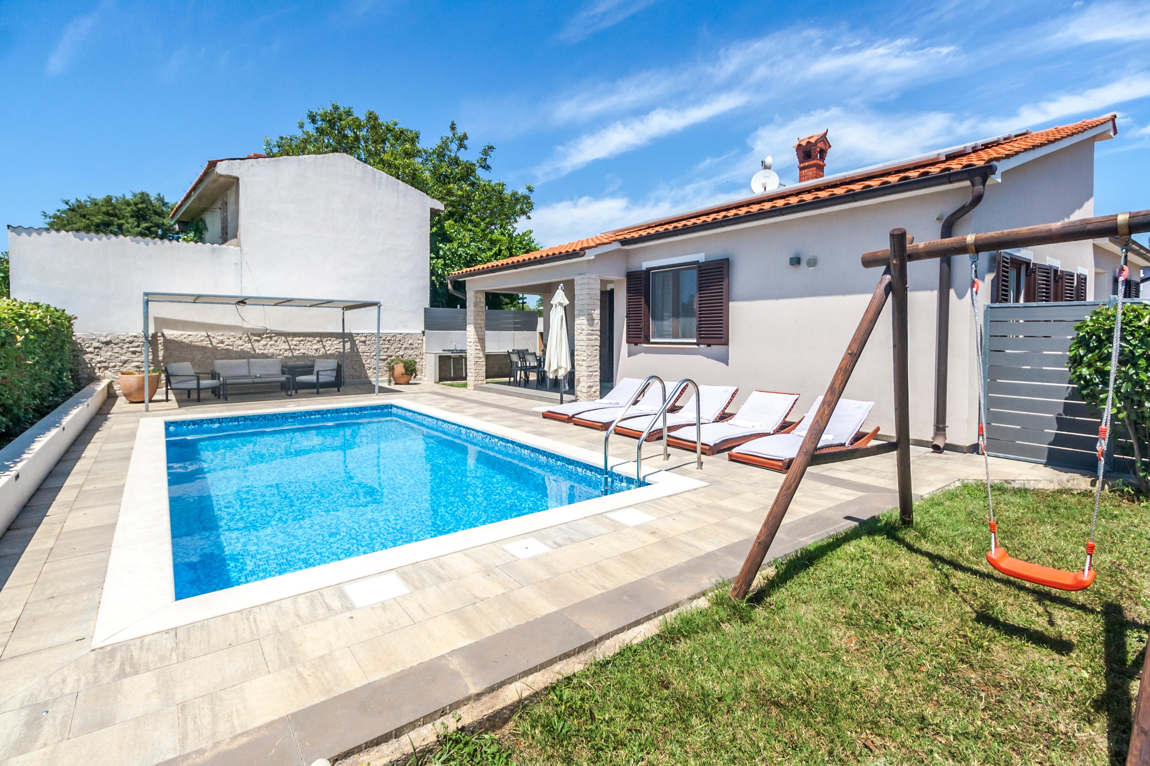 Ferienhaus mit Pool, Grill & Garten