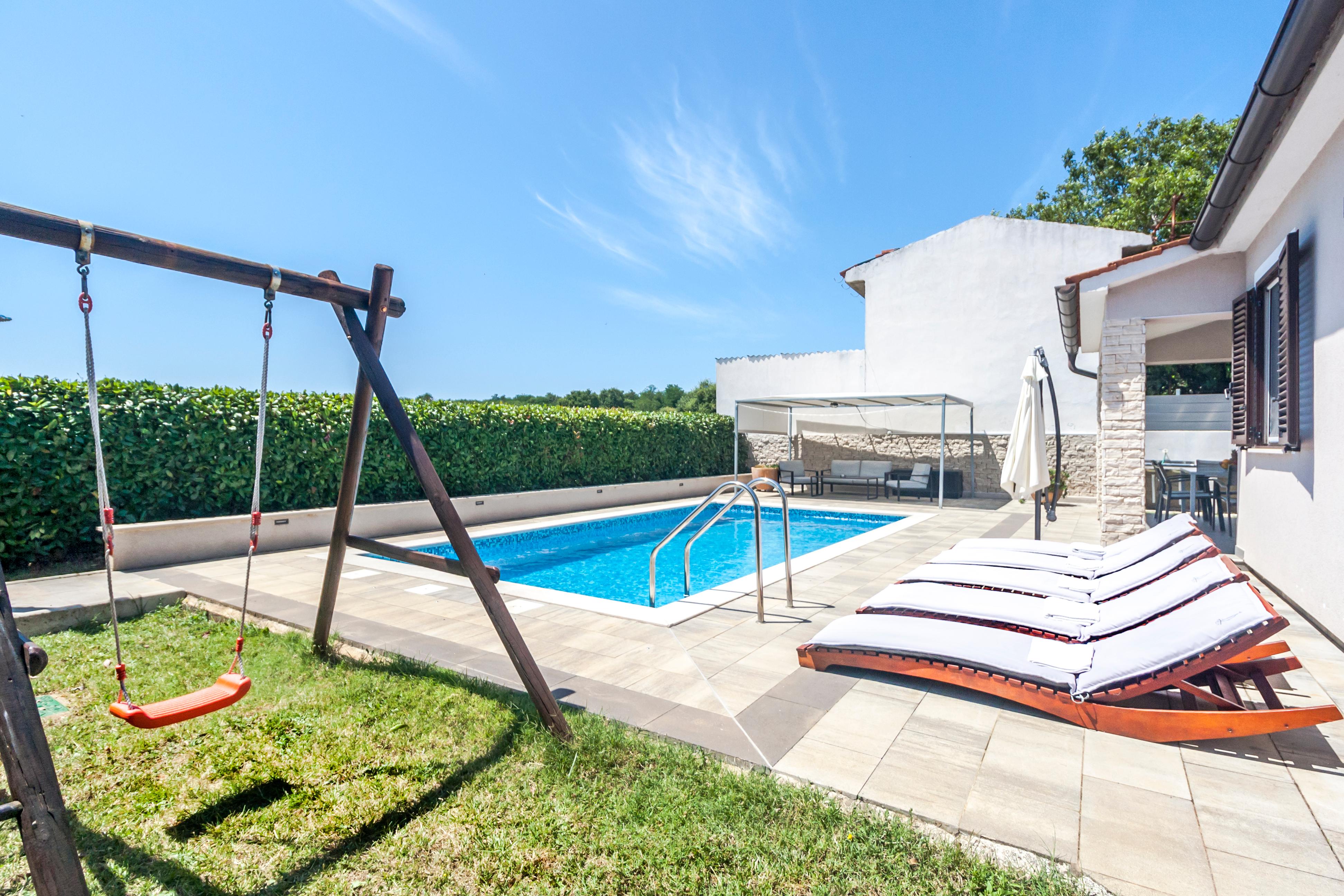 Ferienhaus mit Pool, Grill & Garten