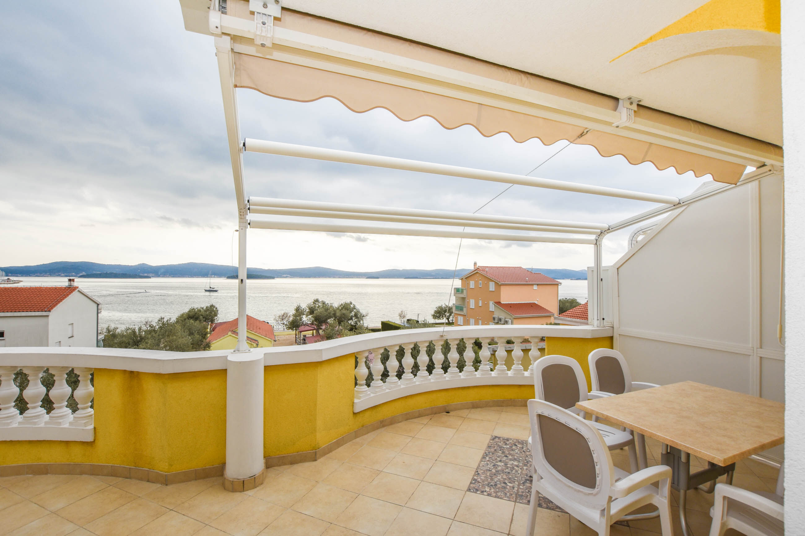 Sonnige Ferienwohnung in Biograd, meernah, Meerblick und Klimaanlage