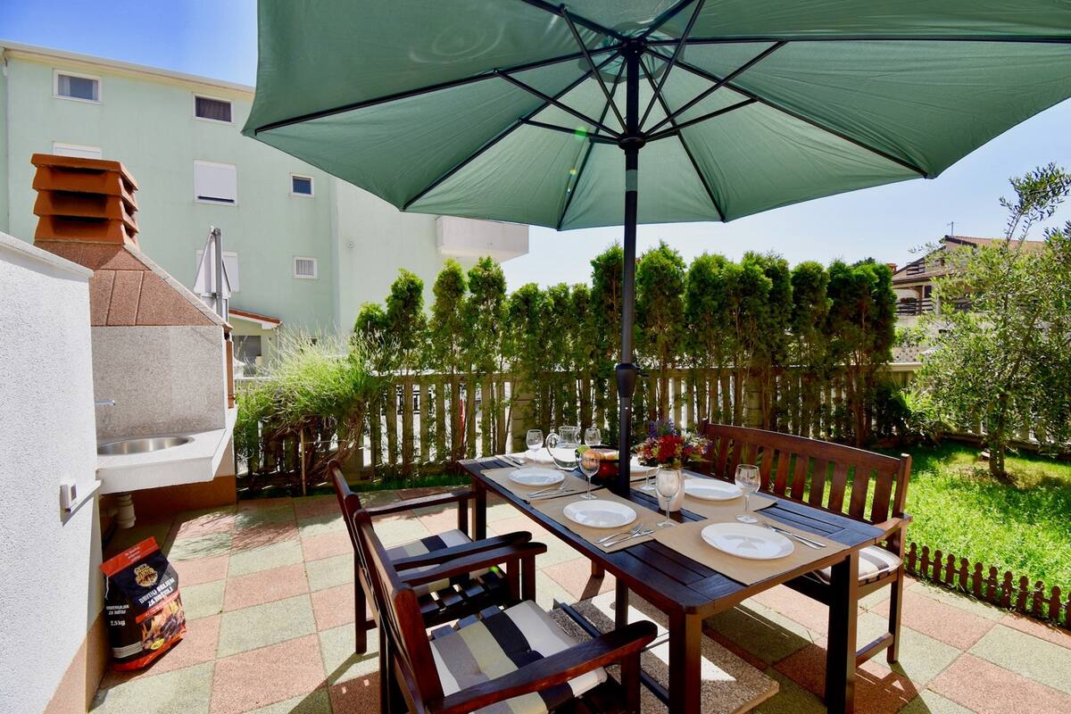Geräumige Wohnung mit Garten, nahe dem Sandstrand