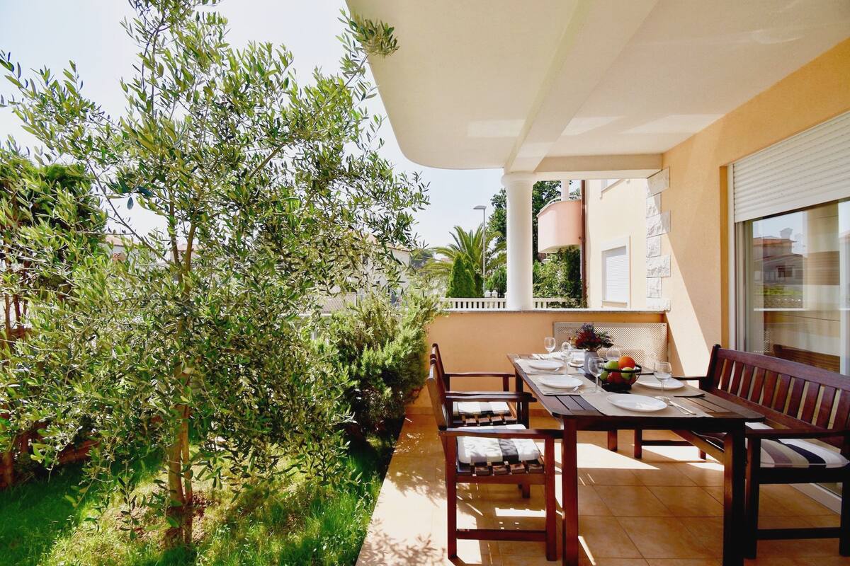 Geräumige Wohnung mit Garten, nahe dem Sandstrand