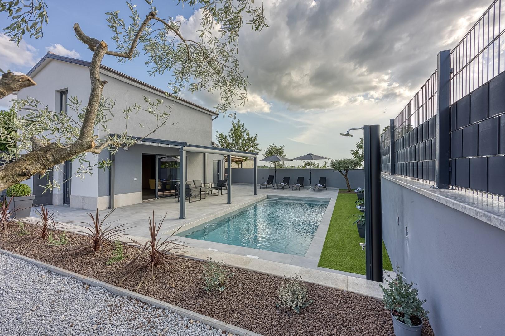 Modernes Ferienhaus mit Pool für 4 Personen 