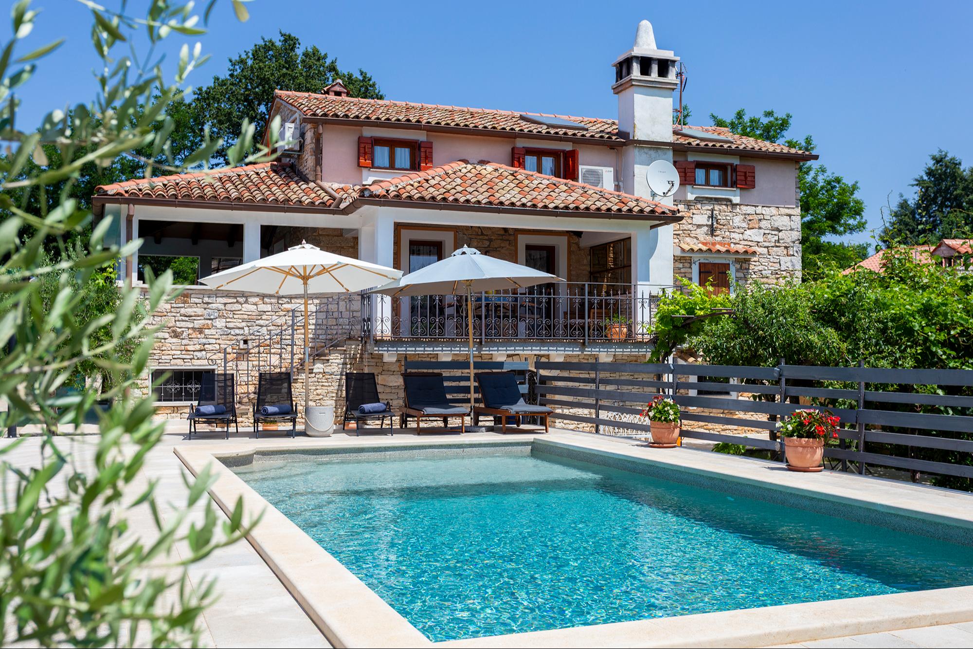 Ferienhaus mit Pool, Garten und viel Entspannung
