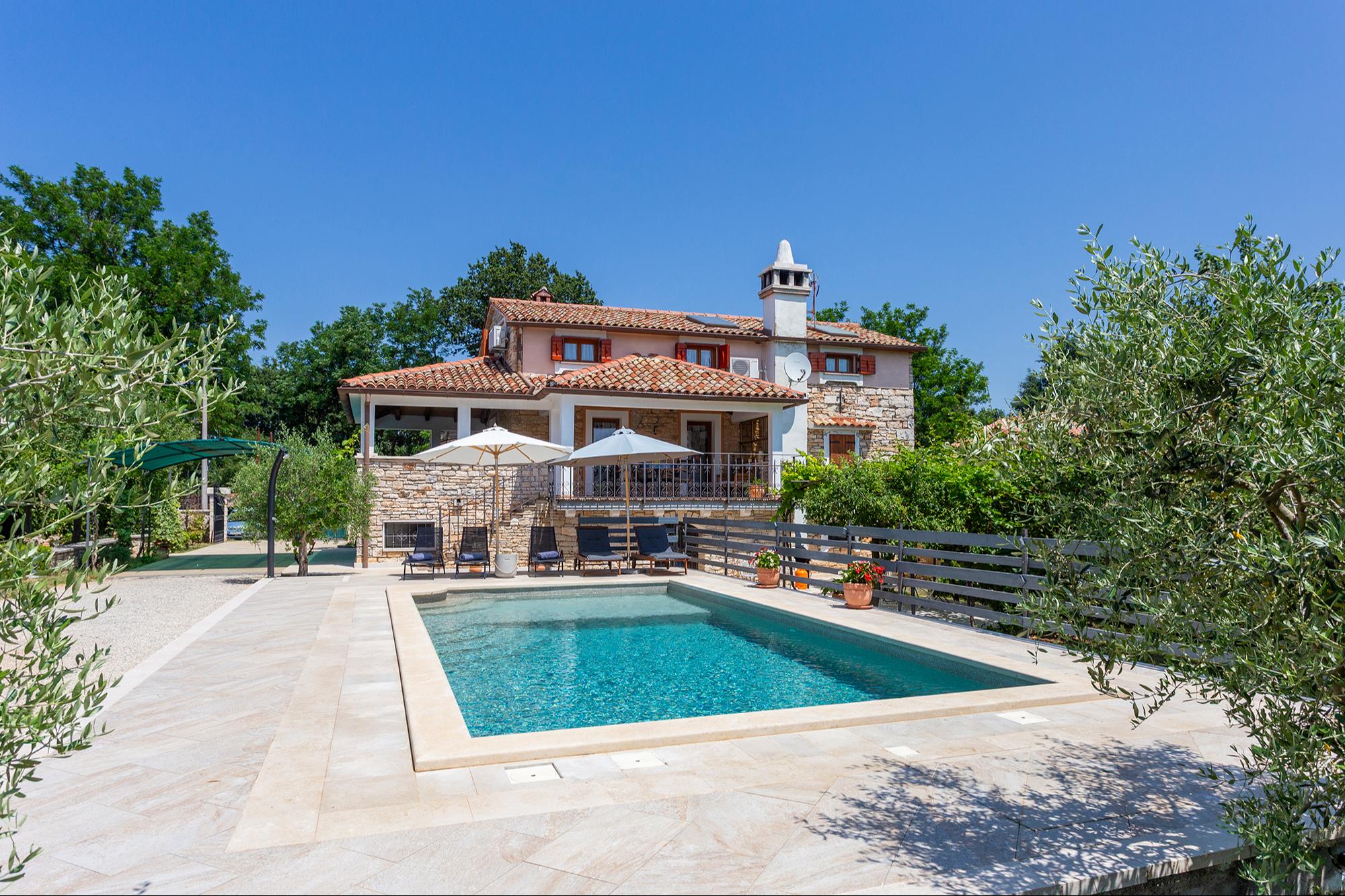 Ferienhaus mit Pool, Garten und viel Entspannung