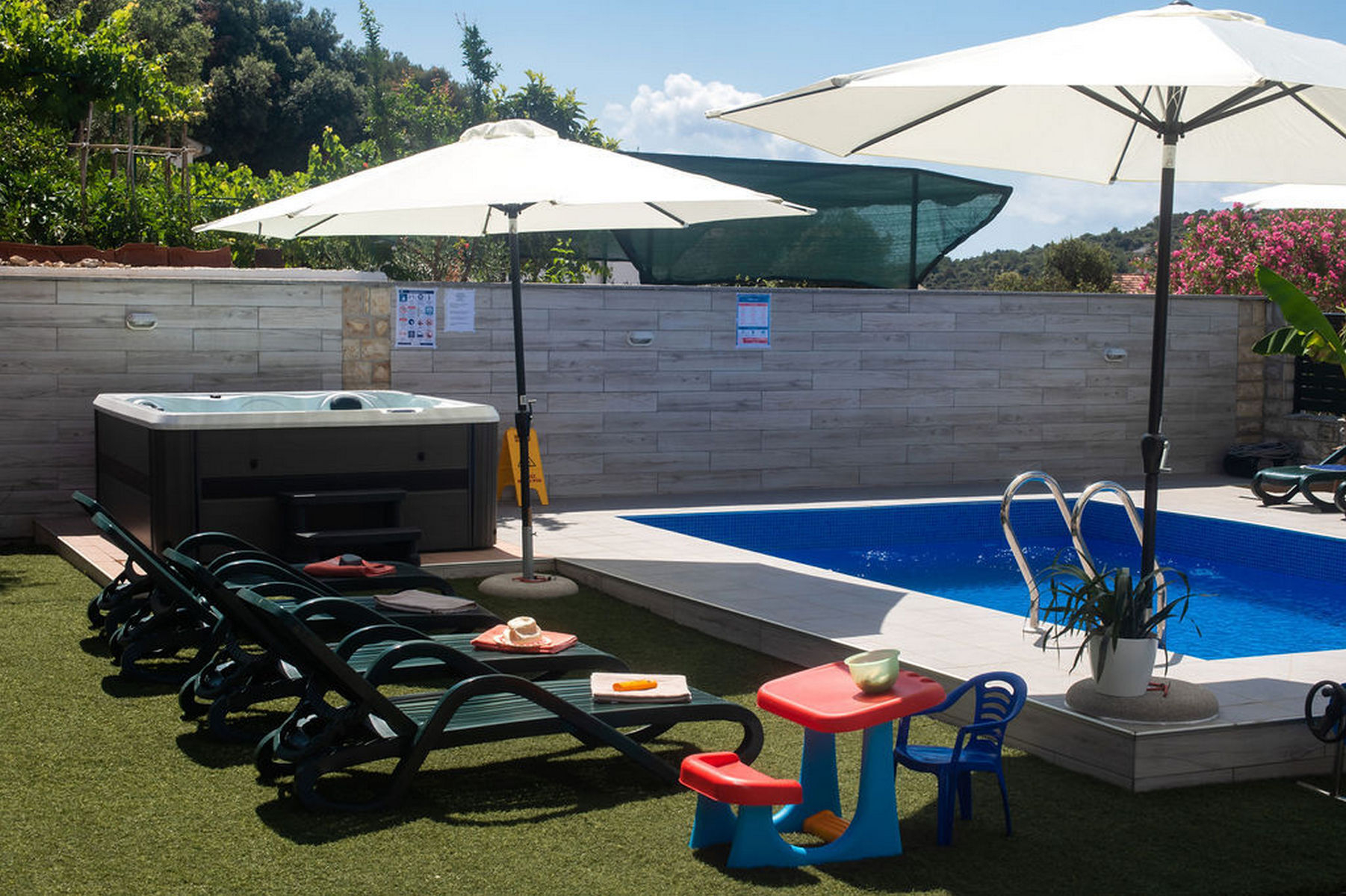 Modernes Apartment mit Gemeinschaftspool und Grill