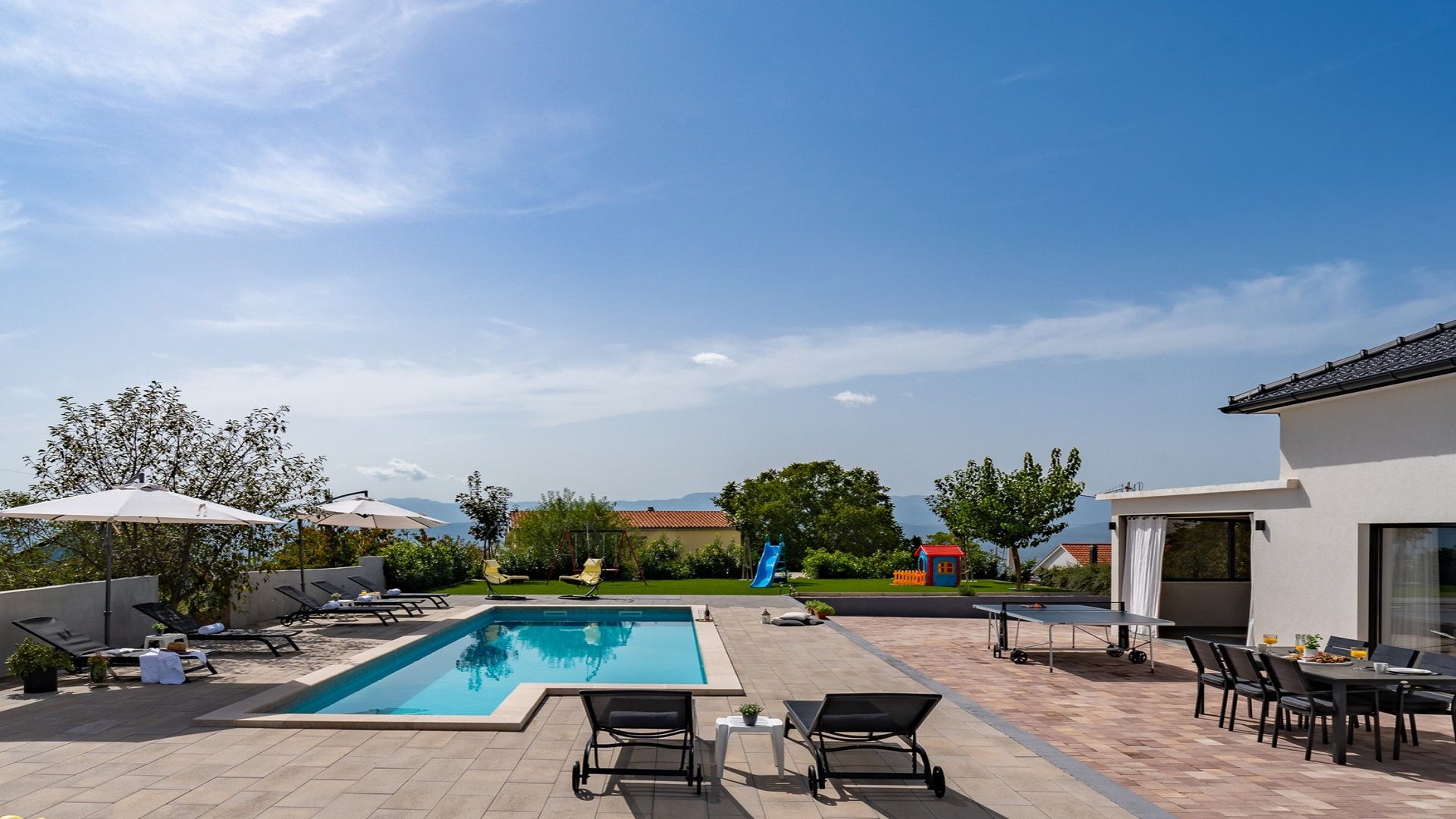 Luxuriöse und moderne Villa mit Pool in Vinjani