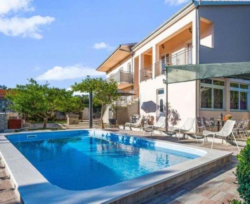 Strandnahe Villa mit Pool