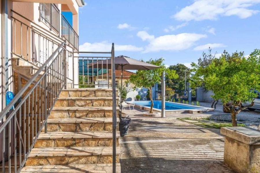 Strandnahe Villa mit Pool