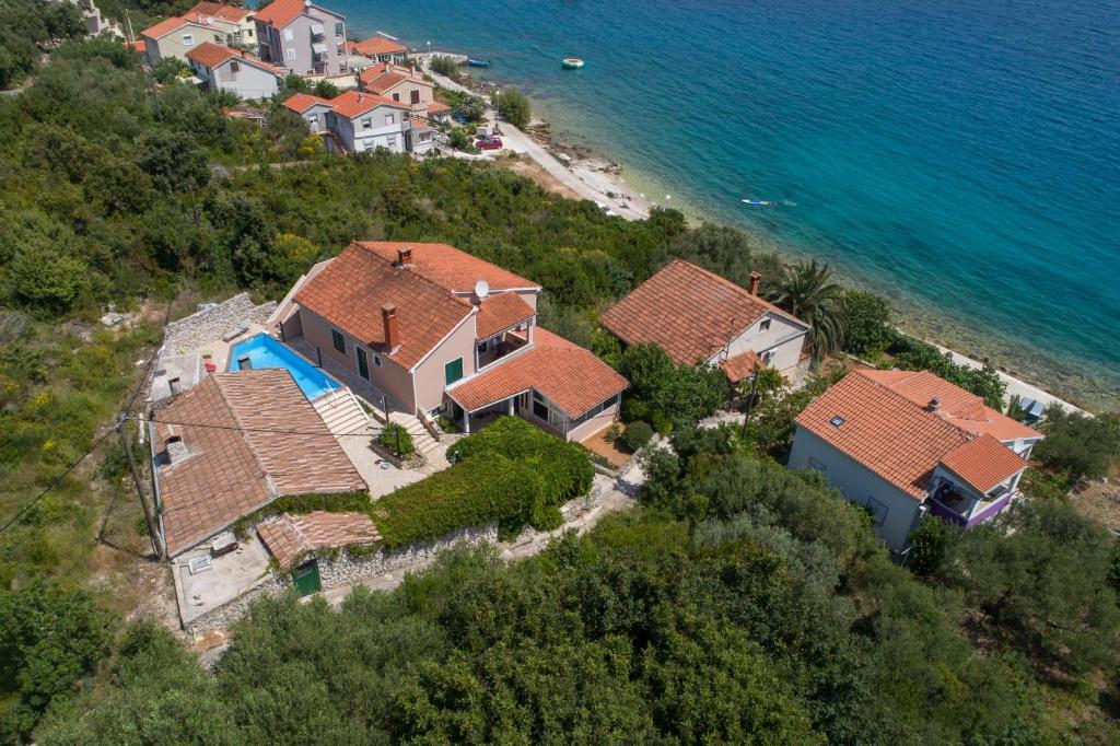 Villa mit Pool, direkt am Meer