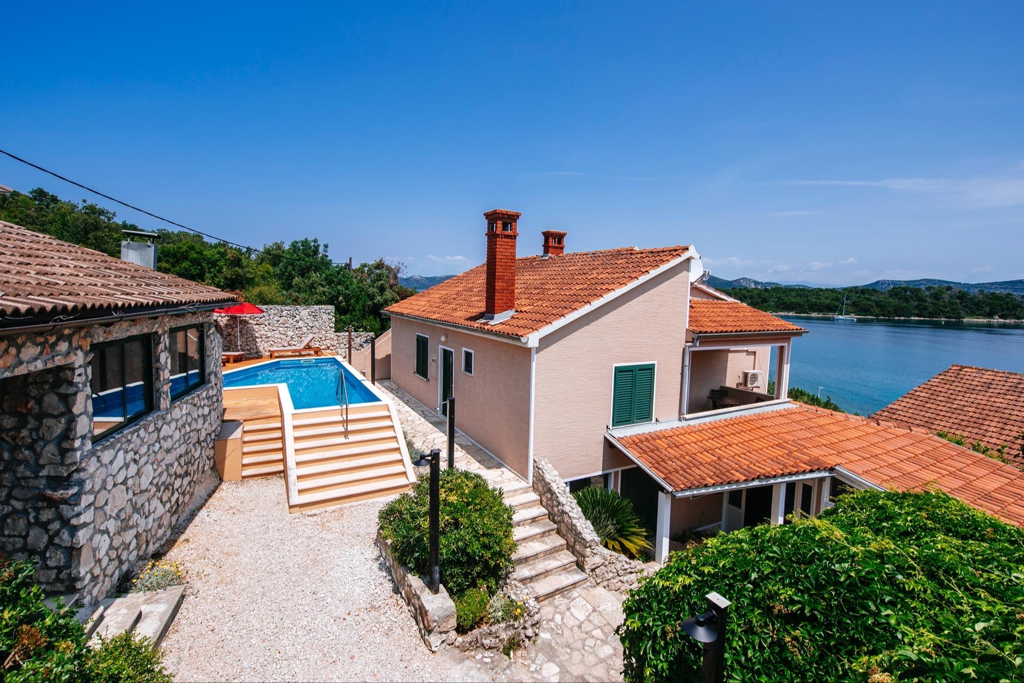 Villa mit Pool, direkt am Meer